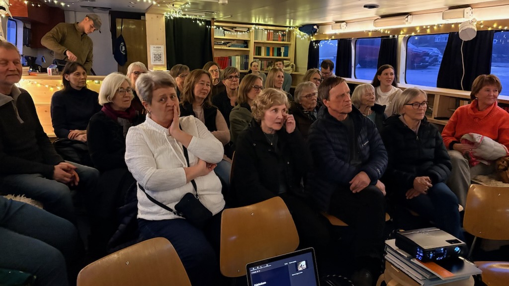 Mange møtte opp for ein annleis bokkveld. foto. Privat