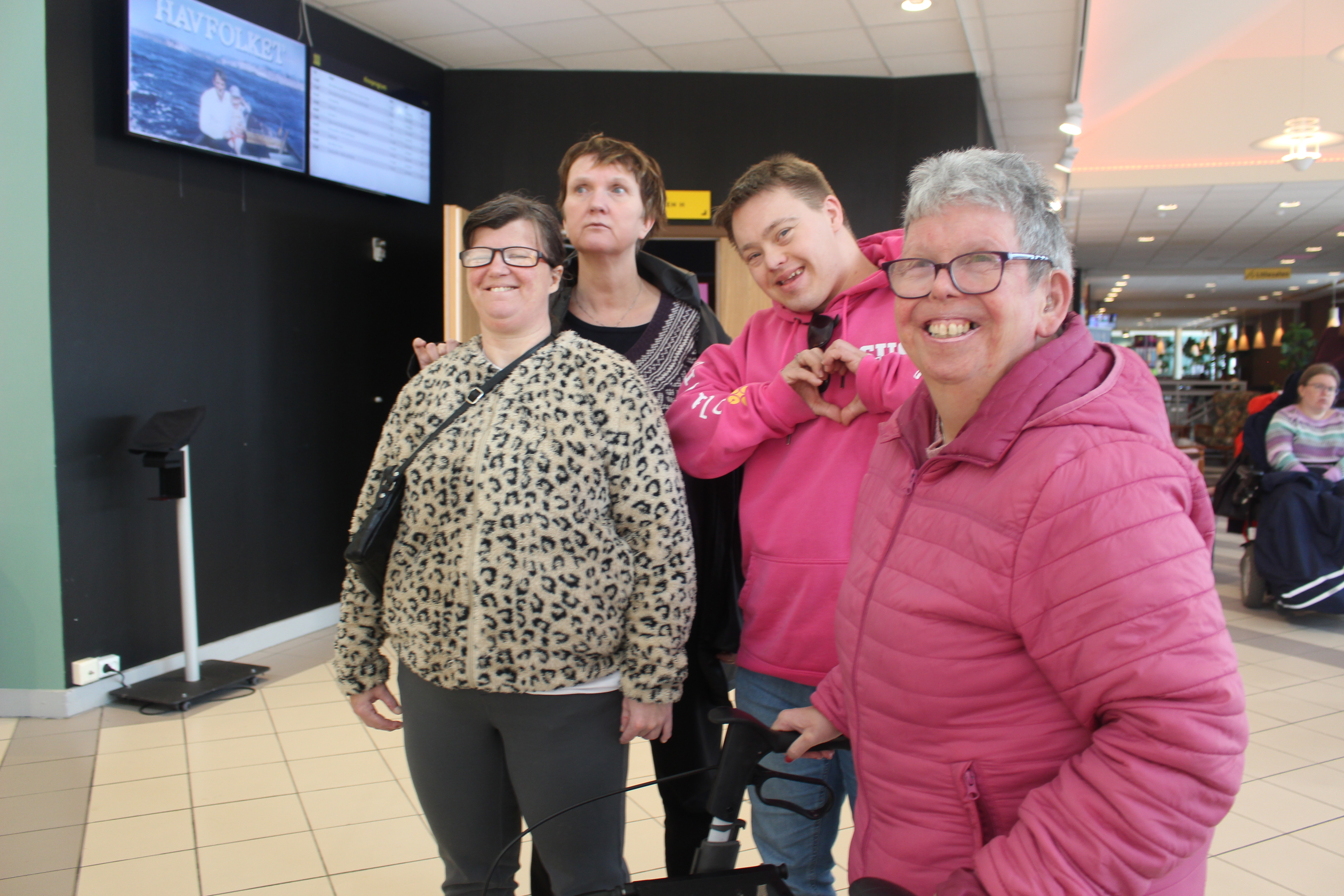 Annette, Bjørnar, Reidun og Wenche trippa utolmodig i foajeen mens dei venta på at filmen skulle settast i gang. 