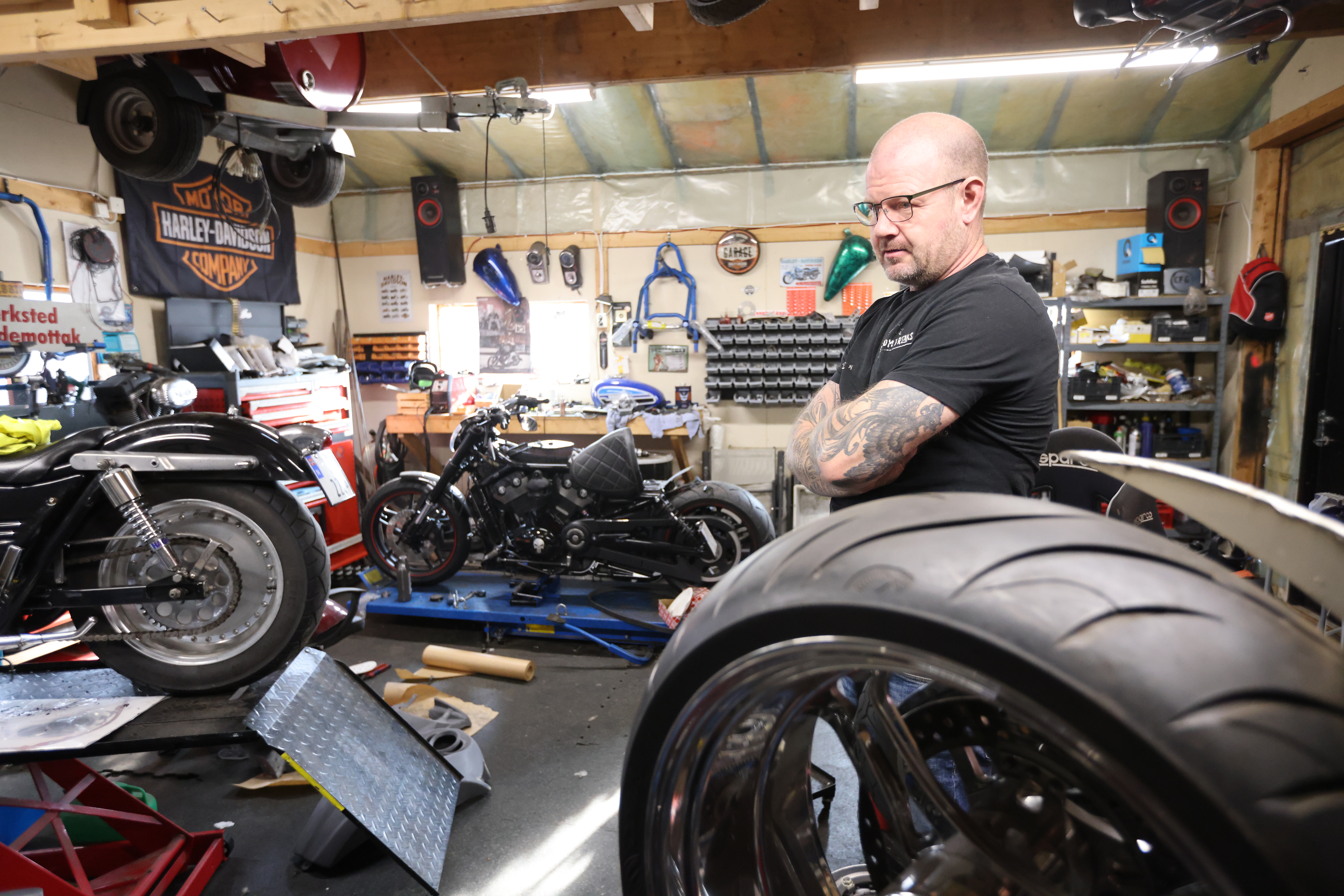 På Bratthammar held Svein Børge Heggen til. Der har han klart å skape eit unikt treffpunkt, for både kvinner og menn som er litt i overkant glade i motorkøyretøy, kaffi og vaflar.