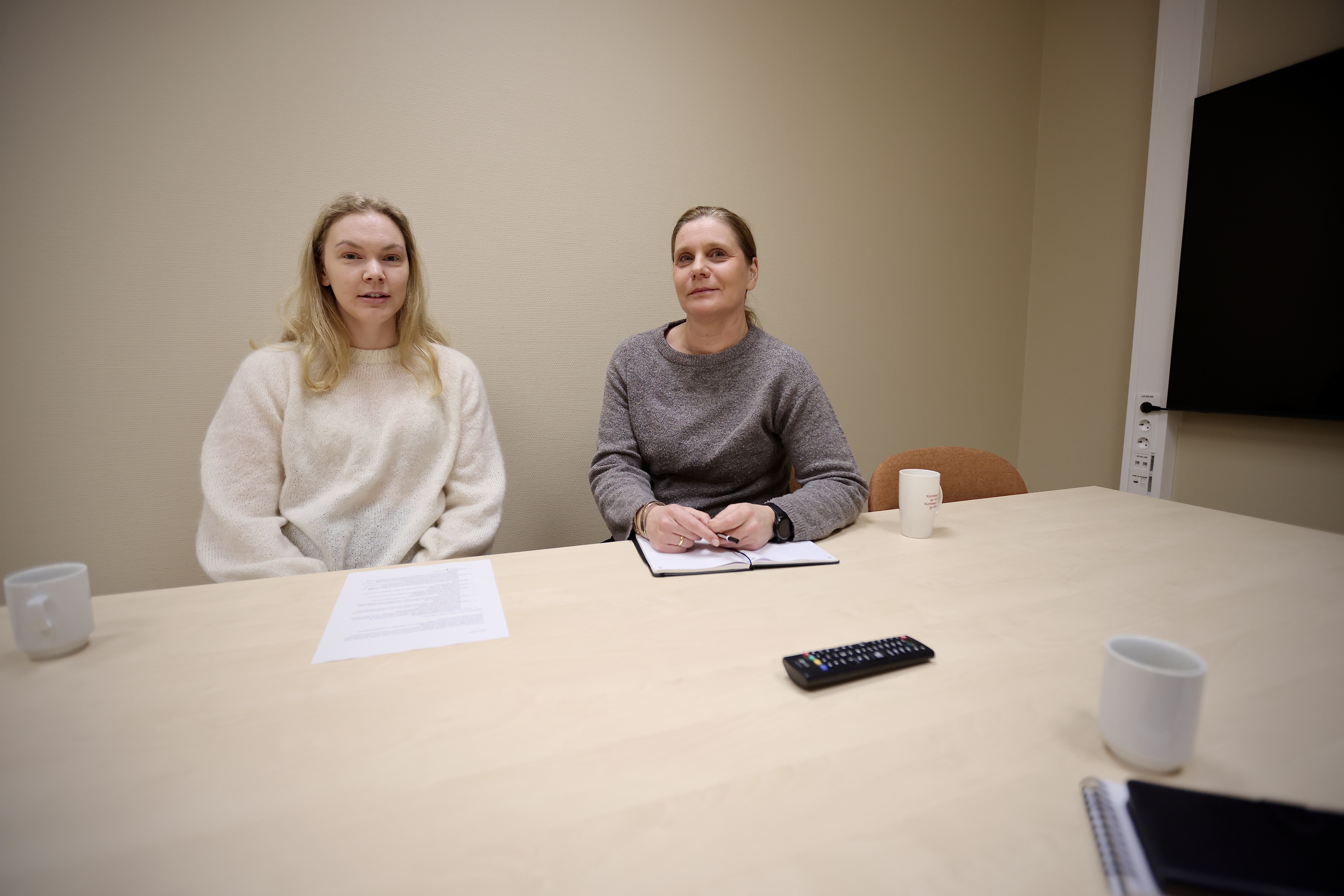 Tonje Marie Kallevik Brunes og Berit Apeland Lilleås fortvilar over rammetimetalet som slår veldig hardt ut på Frakkagjerd ungdomsskule. Nå vel dei å varsle både føresette, FAU og politikarane.