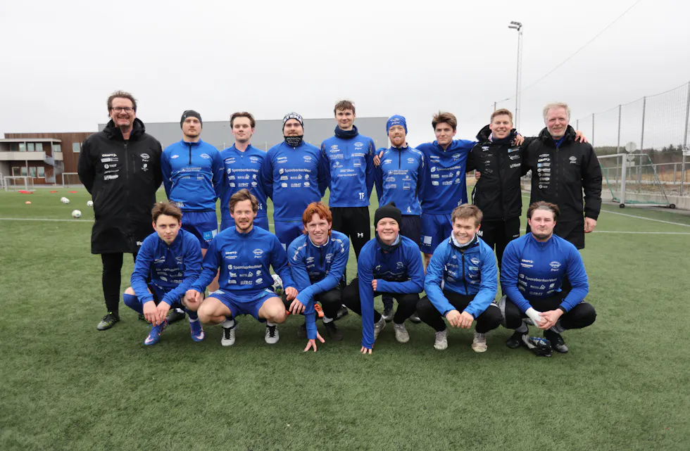 Fallkeid 2026 på siste trening før seriestart. Alltid noen som er borte men her er: fra venstre stående: Rune Waage, Johan Markus Håland, Selmer Gregersen, Johan Gamst Tysvær, Trond Førland, Jon Lindanger, Herman Mokleiv, Daniel Mikkelsen og Tore Nyborg. PÅ kne fra venstre: Sindre Bakken, Stian Knutsen, Emil Askeland, Trym Elias Waage, Even Gismarvik og James Whyte. Foto: Alf-Einar KValavåg