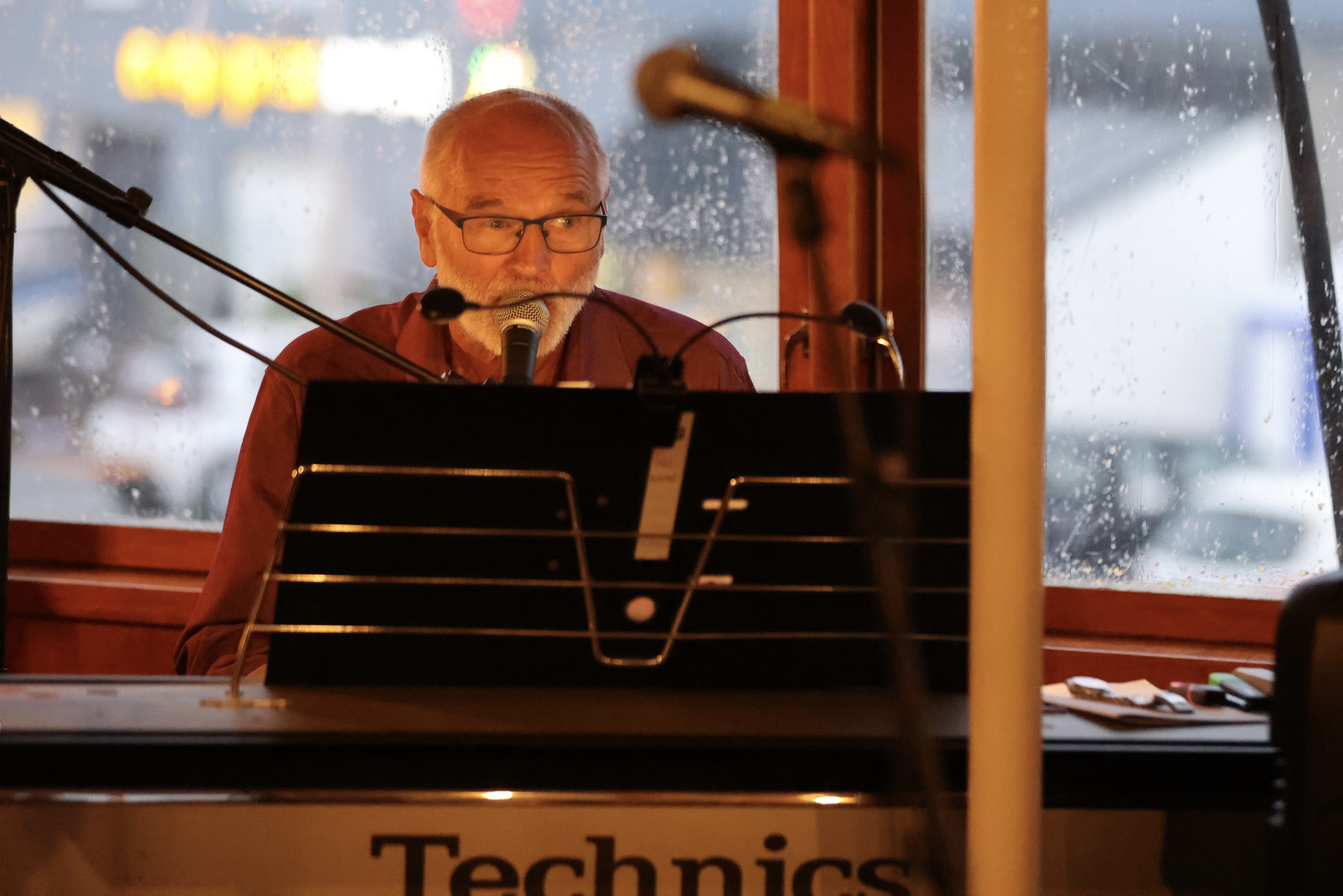 Øystein Østebøvik i kjent positur.