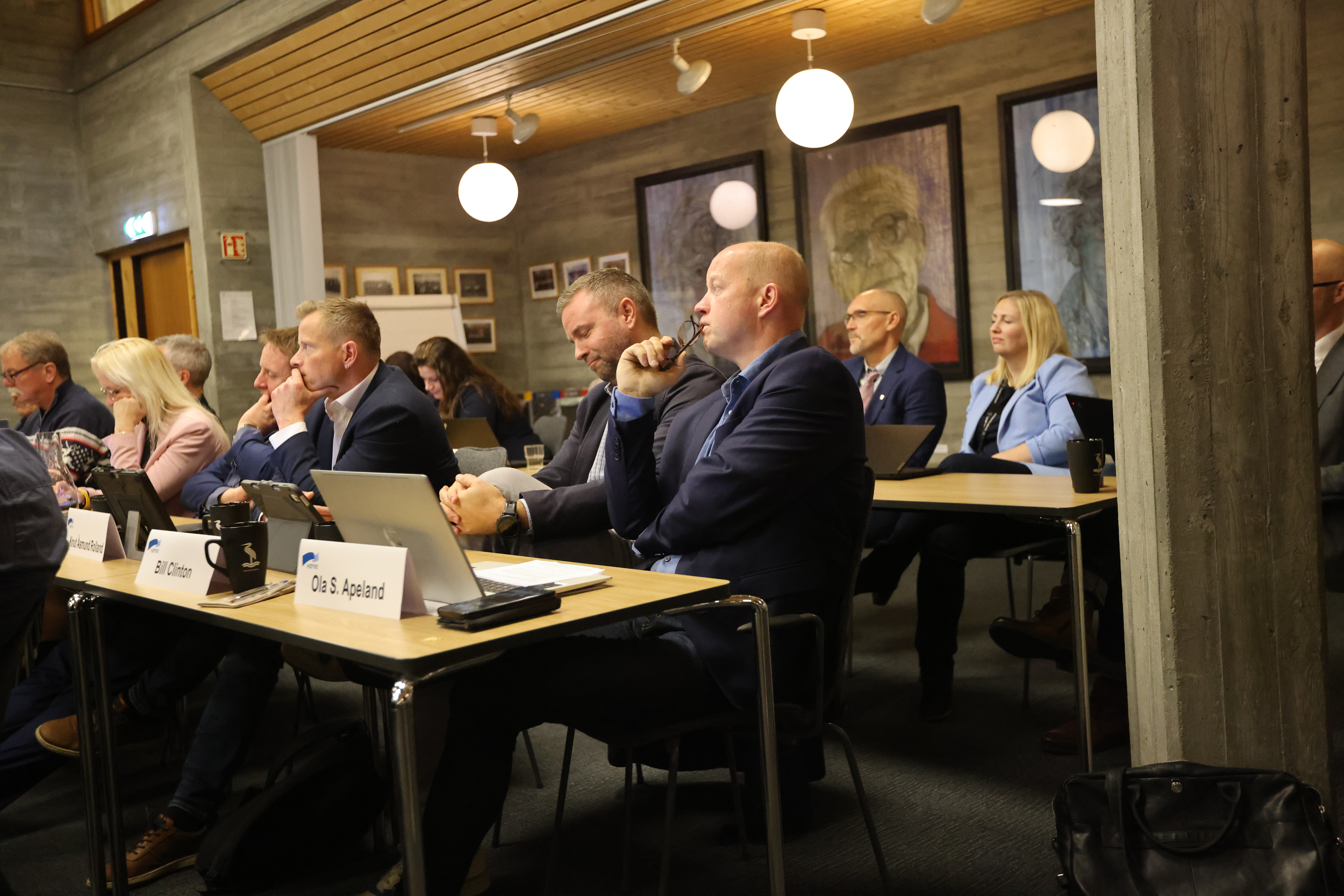 Ola S. Apeland nærmast og Knut Åsmund Rolland nummer tre er begge inhabile i motorvegsaka.Mellom dei to Høgre-politikarane sit Bill Clinton.