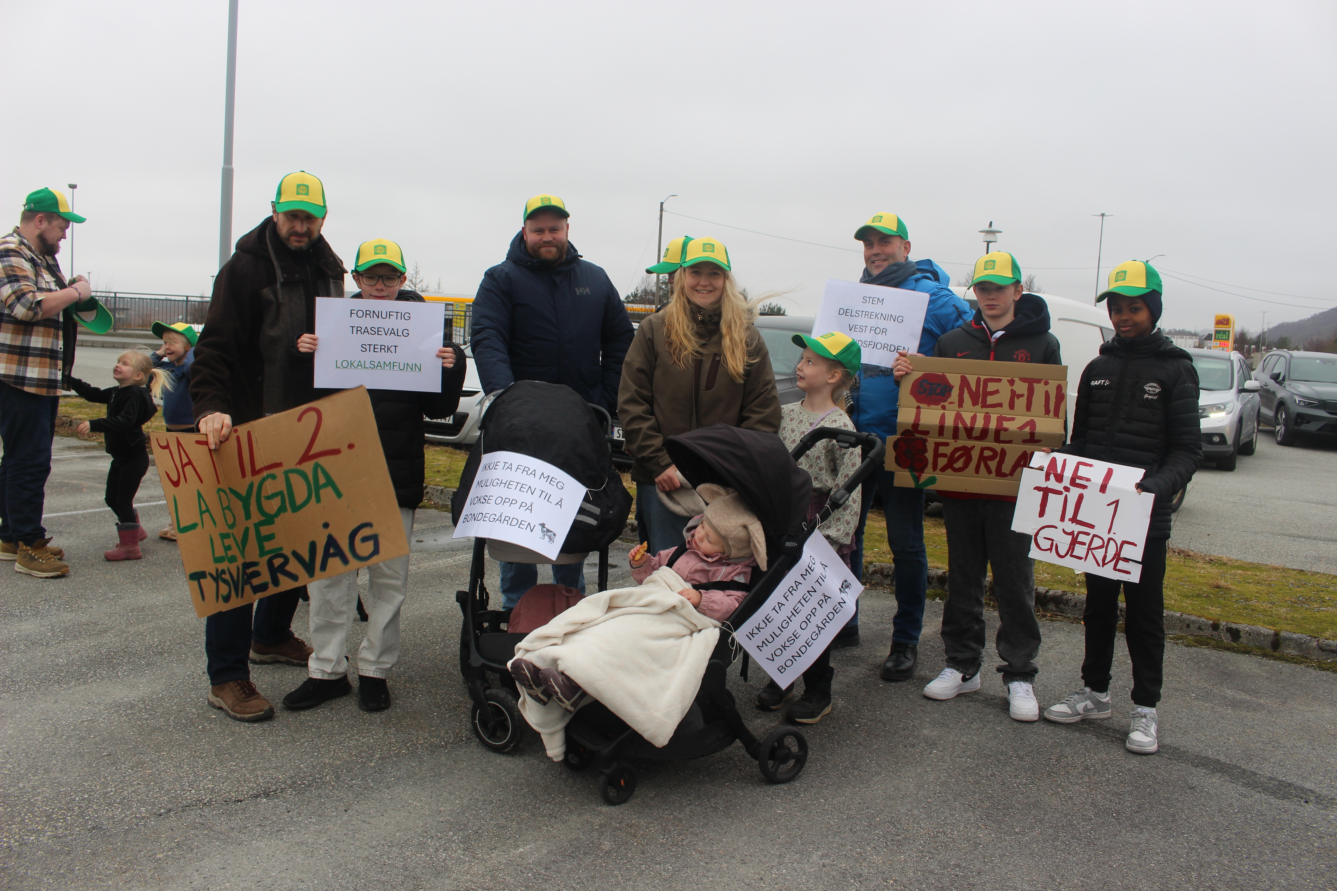 Bygda på Gjerde blir ramma av alternativ 1, og mange derfrå hadde møtt fram for å vise sin motstand.