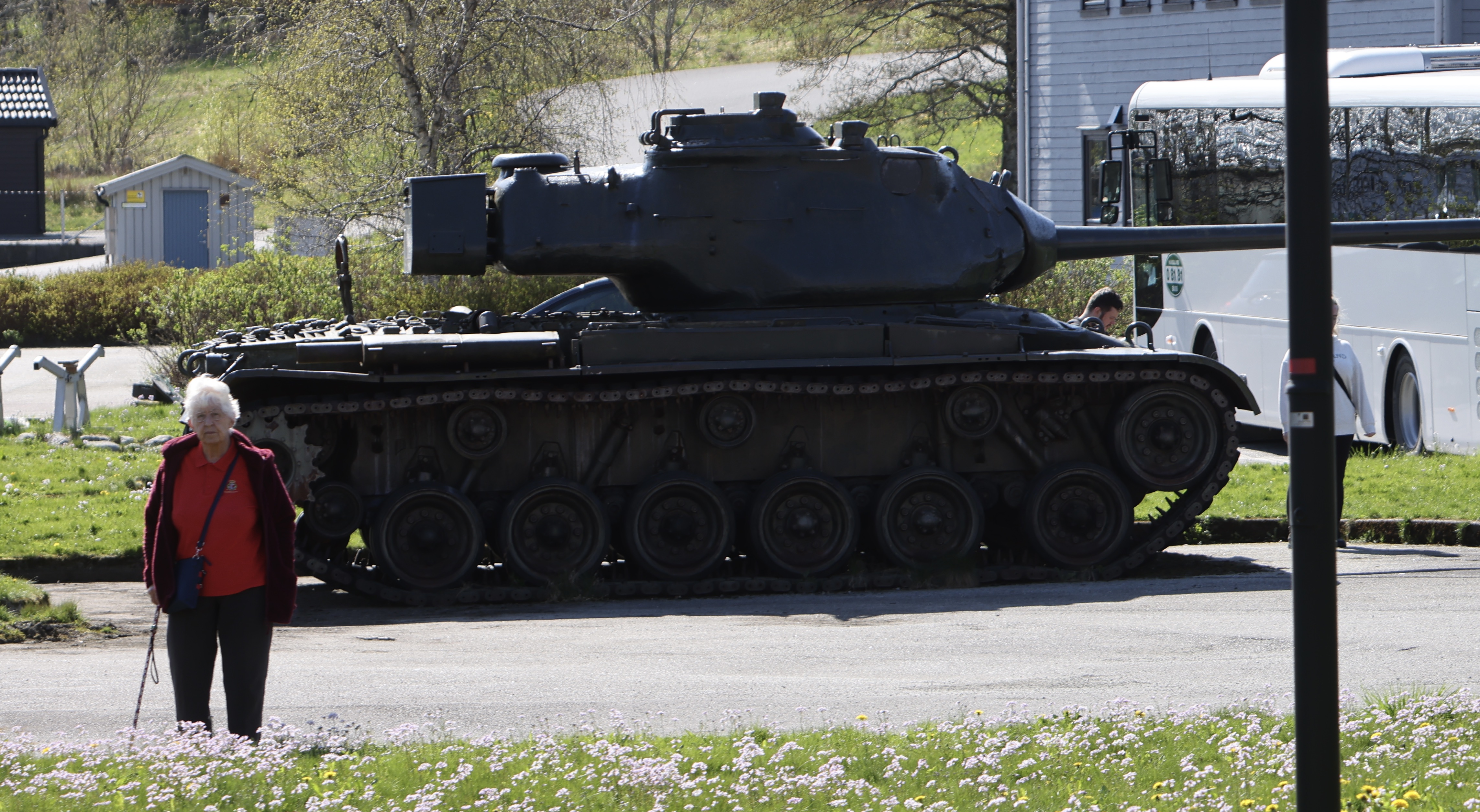 Kvar gong båtfolket i Førre skal gjere båten klar til årets sesong, passerar dei dette minne frå krigen ved Arquebus. Foto: Alf-Einar Kvalavåg