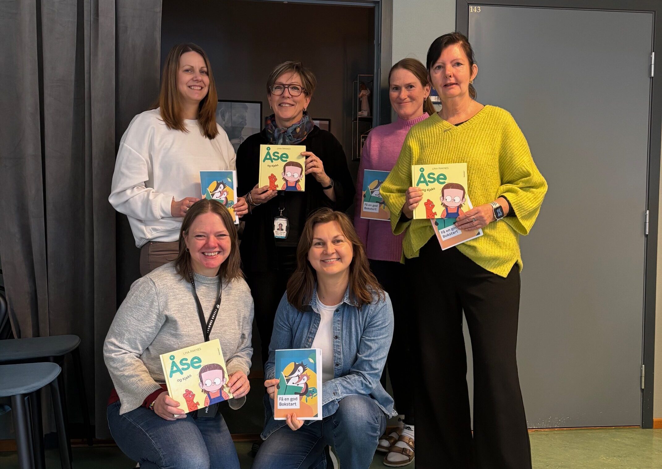 Helsestasjonen og Tysvær bibliotek. Bak fra venstre: Veronica Velde Woll (helsestasjonen, Lillian E. Rushfeldt (biblioteket), Klara Sandvik (helsestasjonen) og Monica Brekke Førland (helsestasjonen). Foran fra venstre: Hege M. Naley Paulsen (biblioteket) og Tove Stølsvik (helsestasjonen). Foto: Kjerstin Wenneck Hagland.