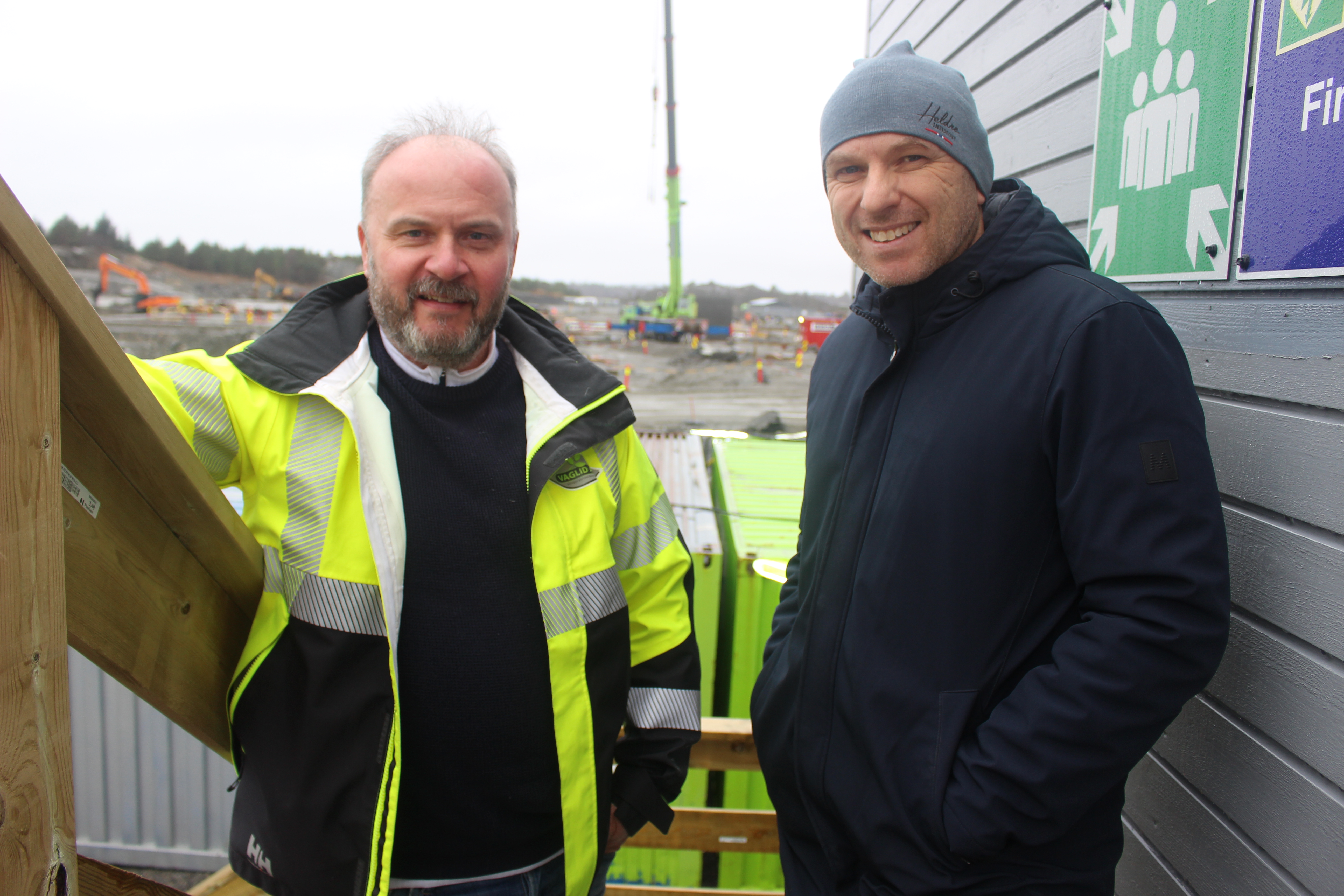 Kåre Inge Hettervik, leiar i Vaglid anleggsgartnar og Richard Kvalevaag, direktør hos Vassbakk & Stol, skal jobbe saman på store og mindre prosjekt. Dei skal dele både maskinar, folk og idear.   