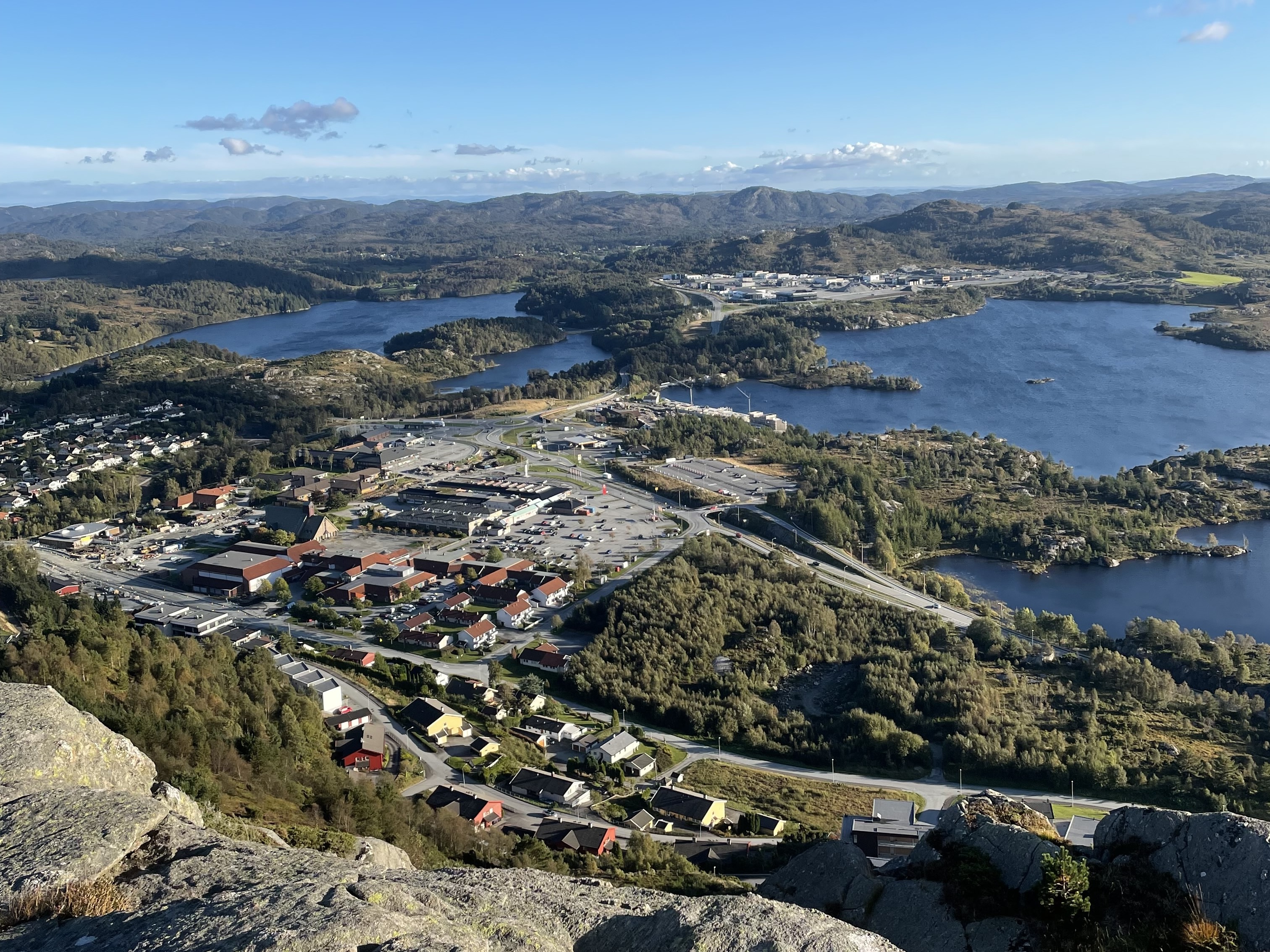 Kor vil ein bu og kva for ein nustad vil ein ha? Byggebransjen forsøker å legge til rette for både unge og eldre bustadkjørparar.