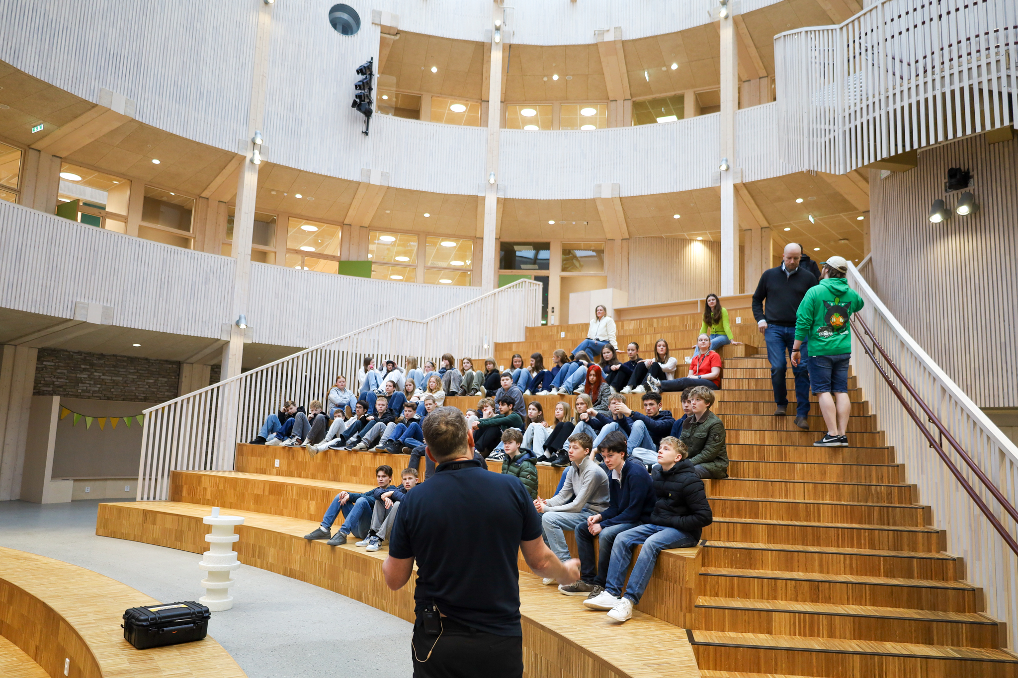 Torsdag fikk Frakkagjerd ungdomsskole besøk av Rune Larsen, informasjonsansvarlig i DLE hos nettselskapet Fagne.
