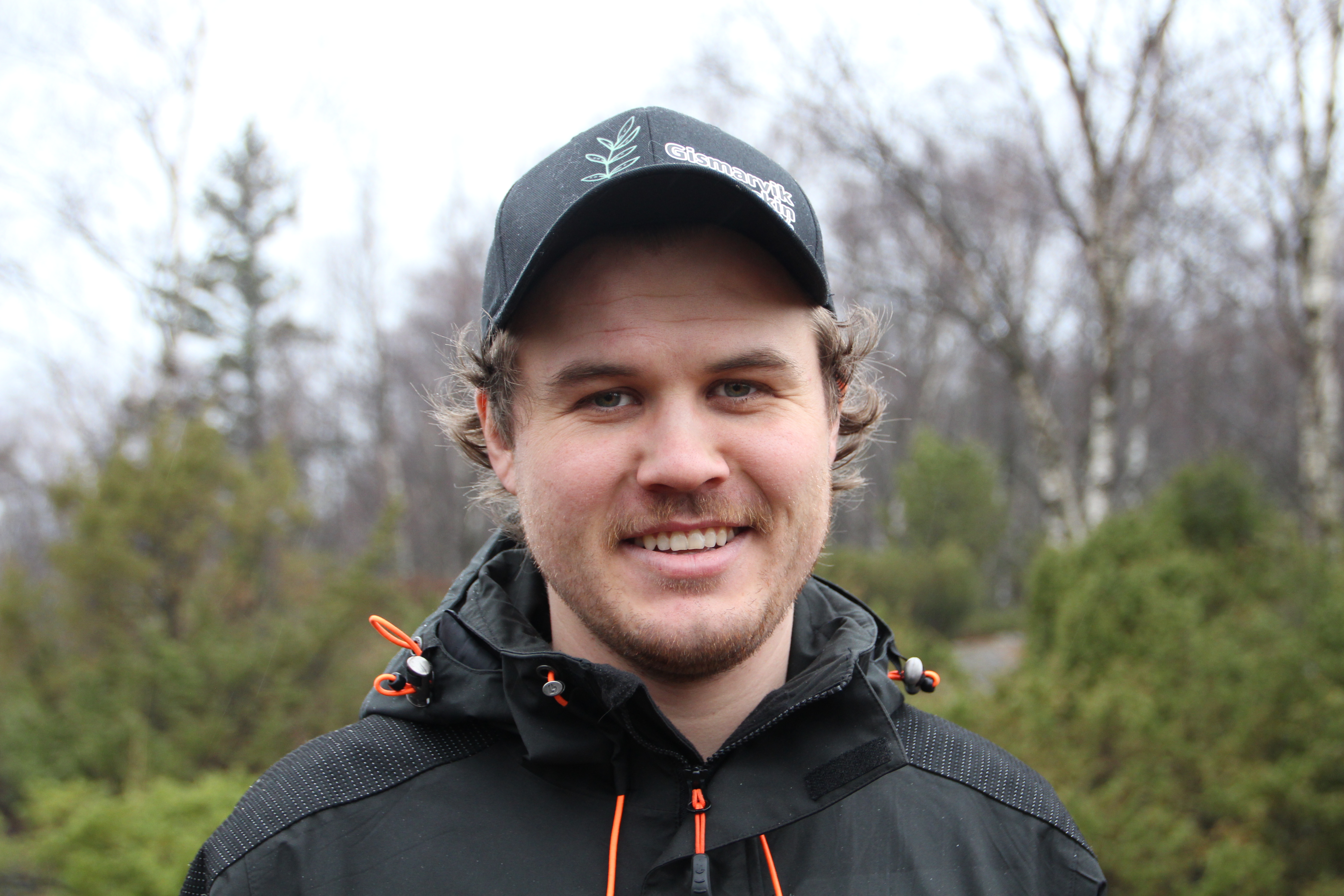 Tollak har fagbrev som anleggsgartner, og startet ett selskap for to år siden.