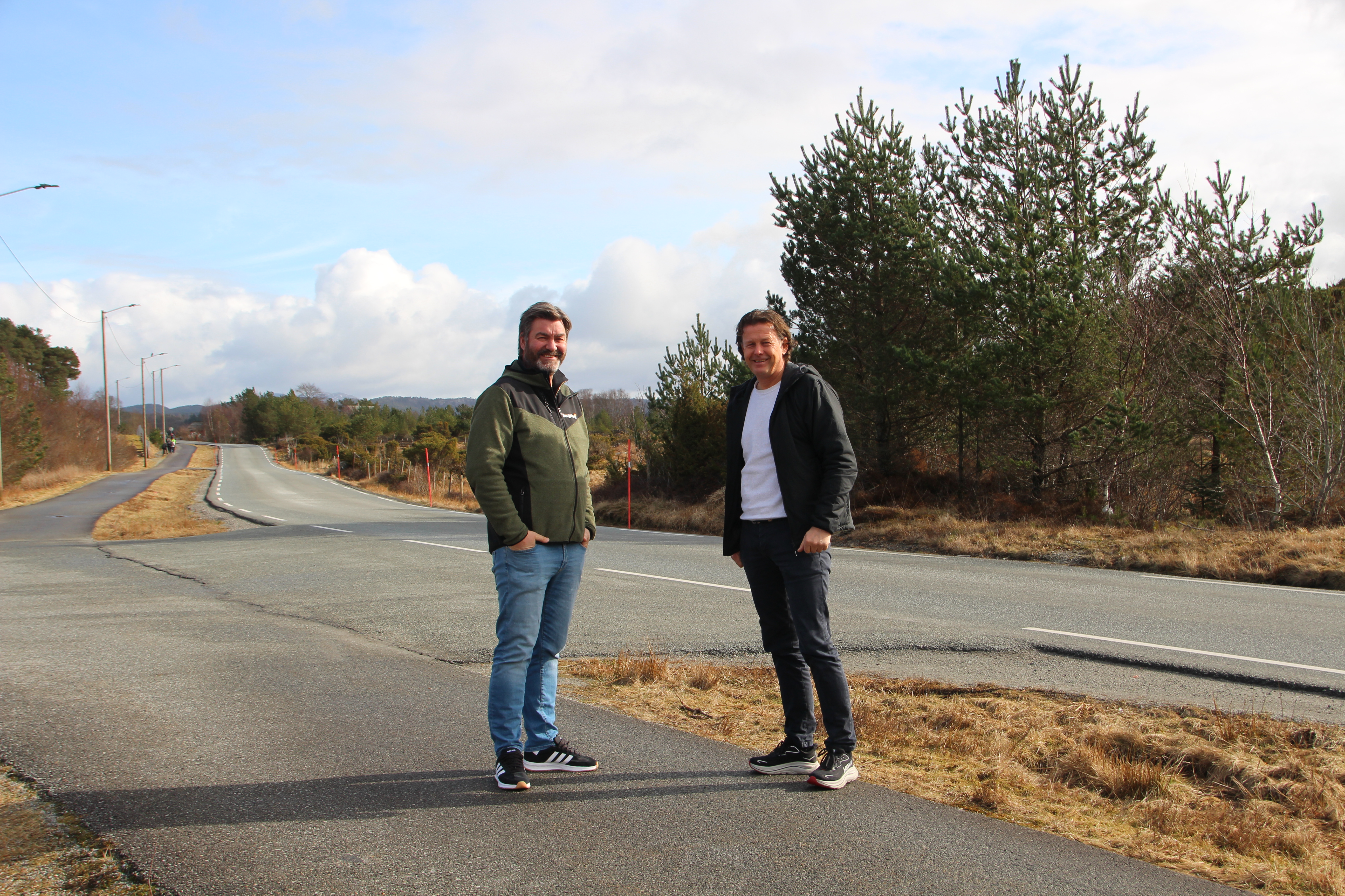 Rune Selle Pedersen og Olav Askeland foran området de ønsker å bygge boliger på i Slåttevik.