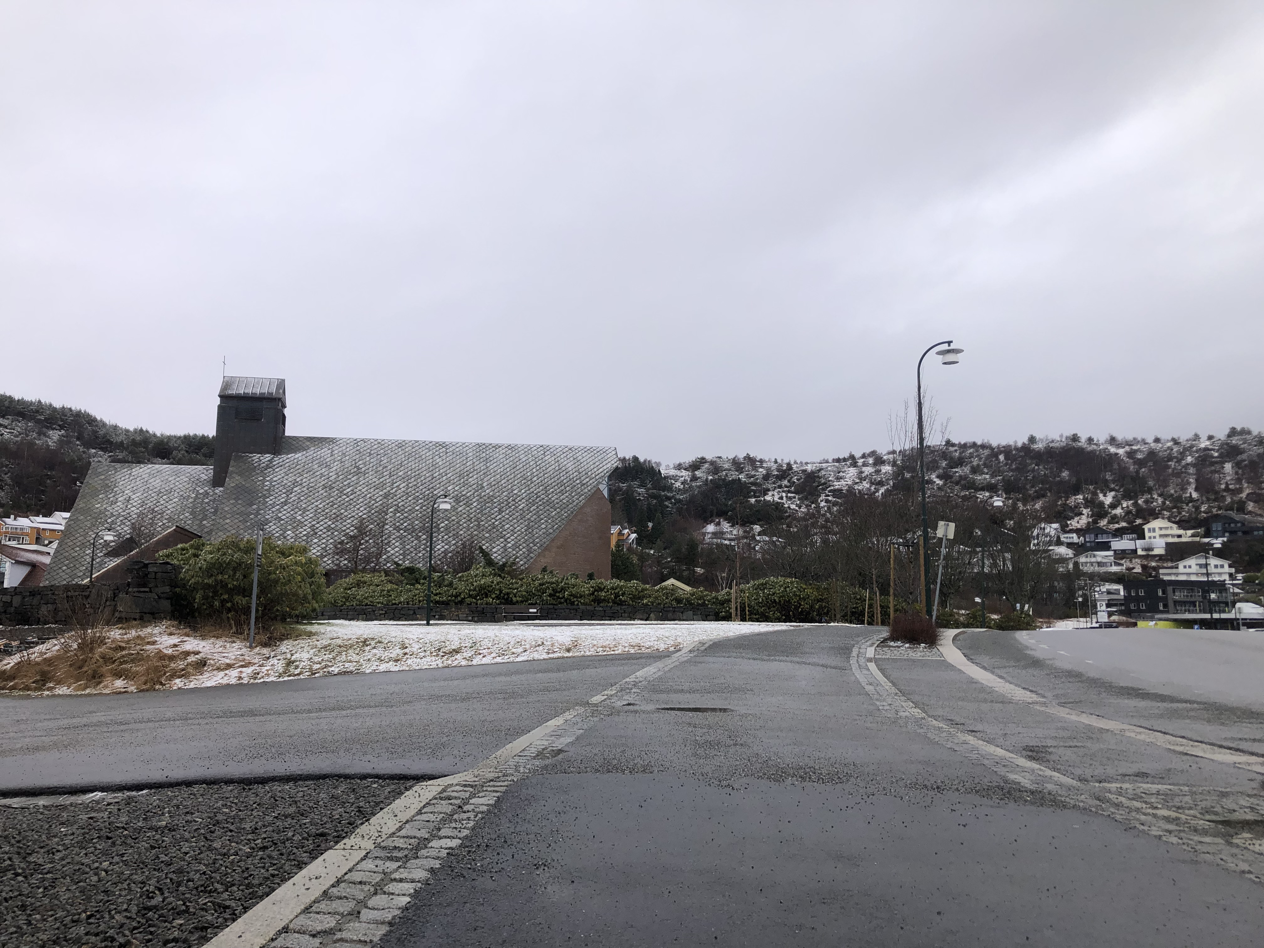 Spor etter det kraftige snøfallet som fôr forbi Tysvær i formiddag.