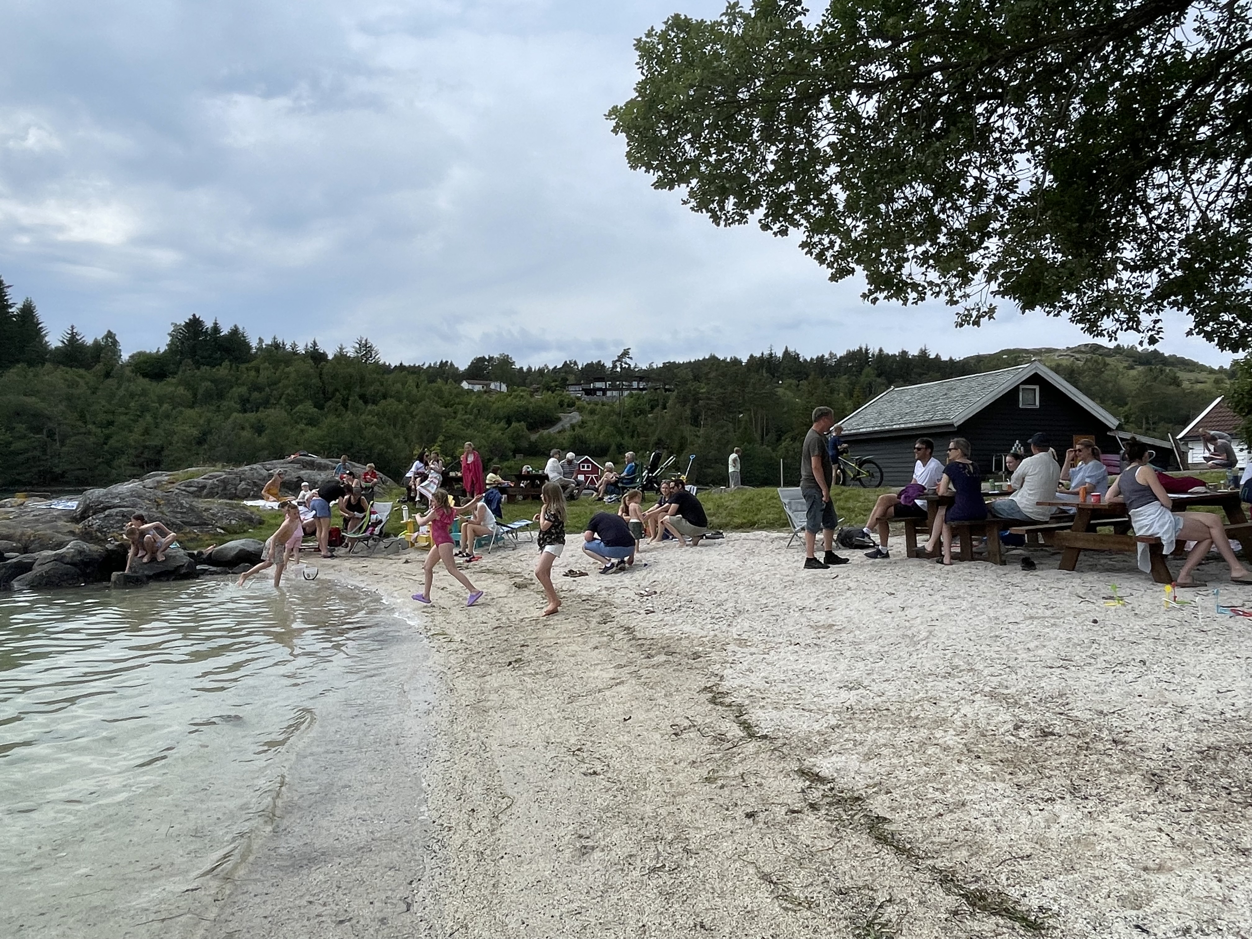 Strandfest på Neskaien i fjor. Nå vil Førland Ungdomslag sette opp en badstu her.