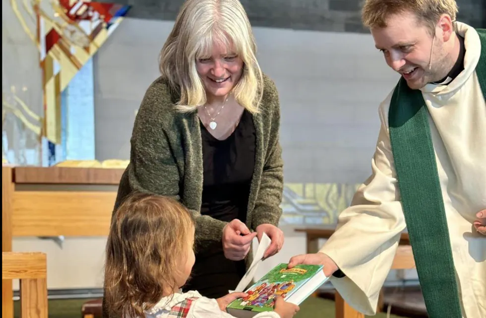 Frå ei gudsteneste for små og store, med utdeling av 4-årsbibel. Den andre på bildet er menighetspedagog Ingunn Bergsager Våge.
Silje Nesheim Dahl