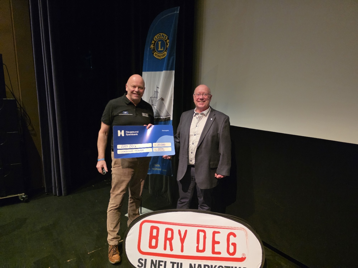 Leiar av prosjektet Bry deg, Torbørn Nervik d.y. fekk 20 000 kroner av president i Tysvær Lions Nils Stråtveit. Pengane skal brukast til narkotikaforebyggande tiltak i Tysvær. Tilsvarande beløp får dei også til neste års arbeid