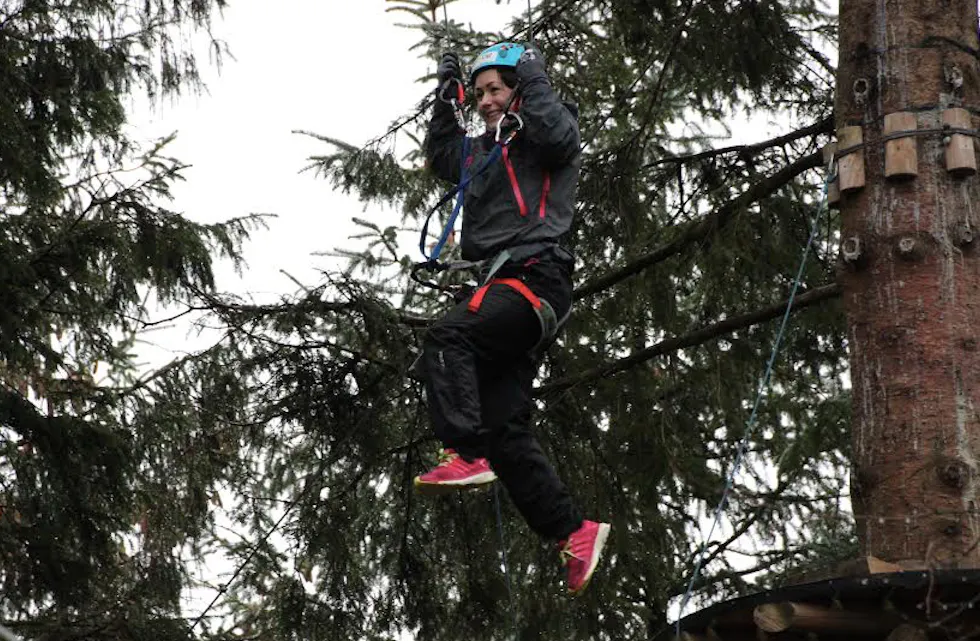 Jenny Marie Vaage var blant mange som frydet seg i tretoppene i Høyt og Lavt Nedstrand en påskehelg for mange år siden. Nå er selskapet bak klatreparken slått konkurs. Arkivfoto.