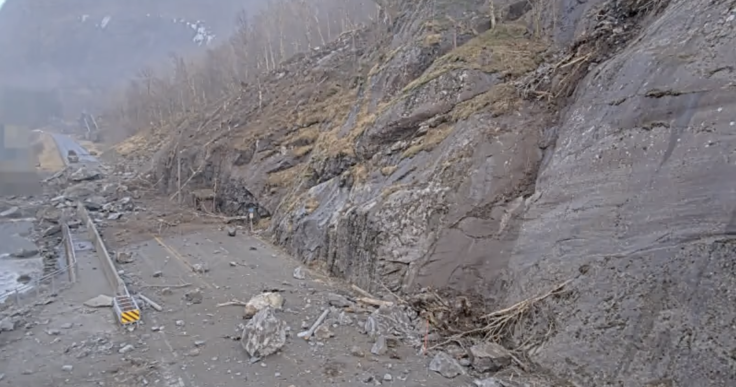 Det har gått et stort steinras ved Fjæra på E134. Veimyndighetene melder at veien ikke blir åpnet i dag. Det betyr at alle som er på vei hjem fra vinterferie på fjellet, må finne alternativ hjemvei. Foto: Statens Vegvesen