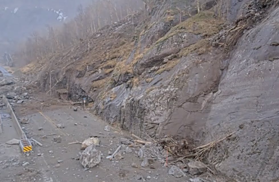 Det har gått et stort steinras ved Fjæra på E134. Veimyndighetene melder at veien ikke blir åpnet i dag. Det betyr at alle som er på vei hjem fra vinterferie på fjellet, må finne alternativ hjemvei. Foto: Statens Vegvesen