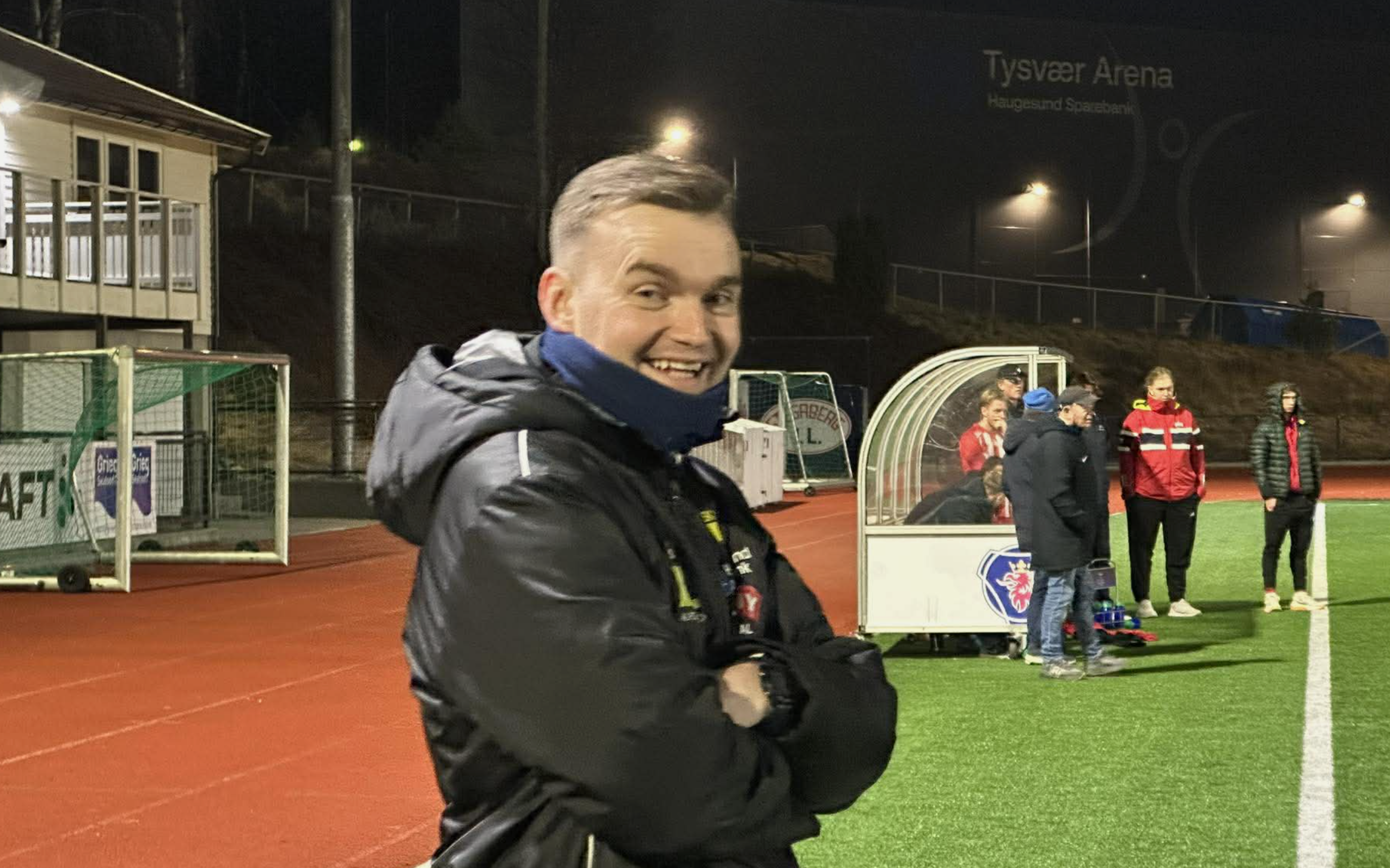 Trener Ole Johan Skare hadde grunn til å smile etter 1. omgang. Det gikk tyngre etter hvert, men at Jonas Staurland scoret to mål må ha gledet treneren. Foto: Skjold/Stegaberg