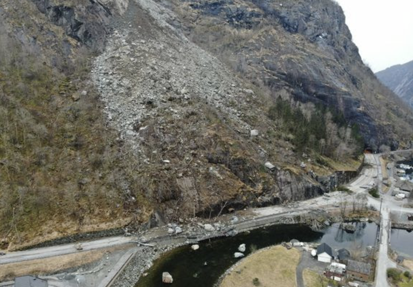 E134 Fjæra i Etne etter vellukka sprenging fredag. Foto: Emil Solbakken, Statens vegvesen
