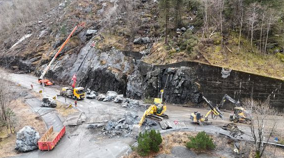 Det er store skader på E134 Fjæra i Etne, og det omfattende reparasjonsarbeidet har hele tiden sikkerheten i høysetet. 