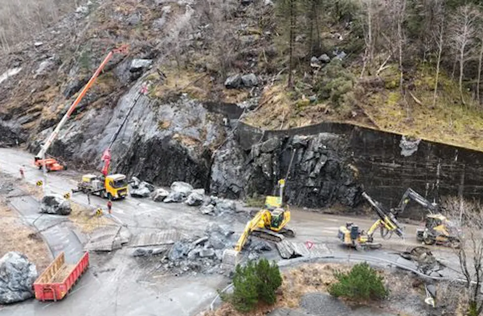 Det er store skader på E134 Fjæra i Etne, og det omfattende reparasjonsarbeidet har hele tiden sikkerheten i høysetet.