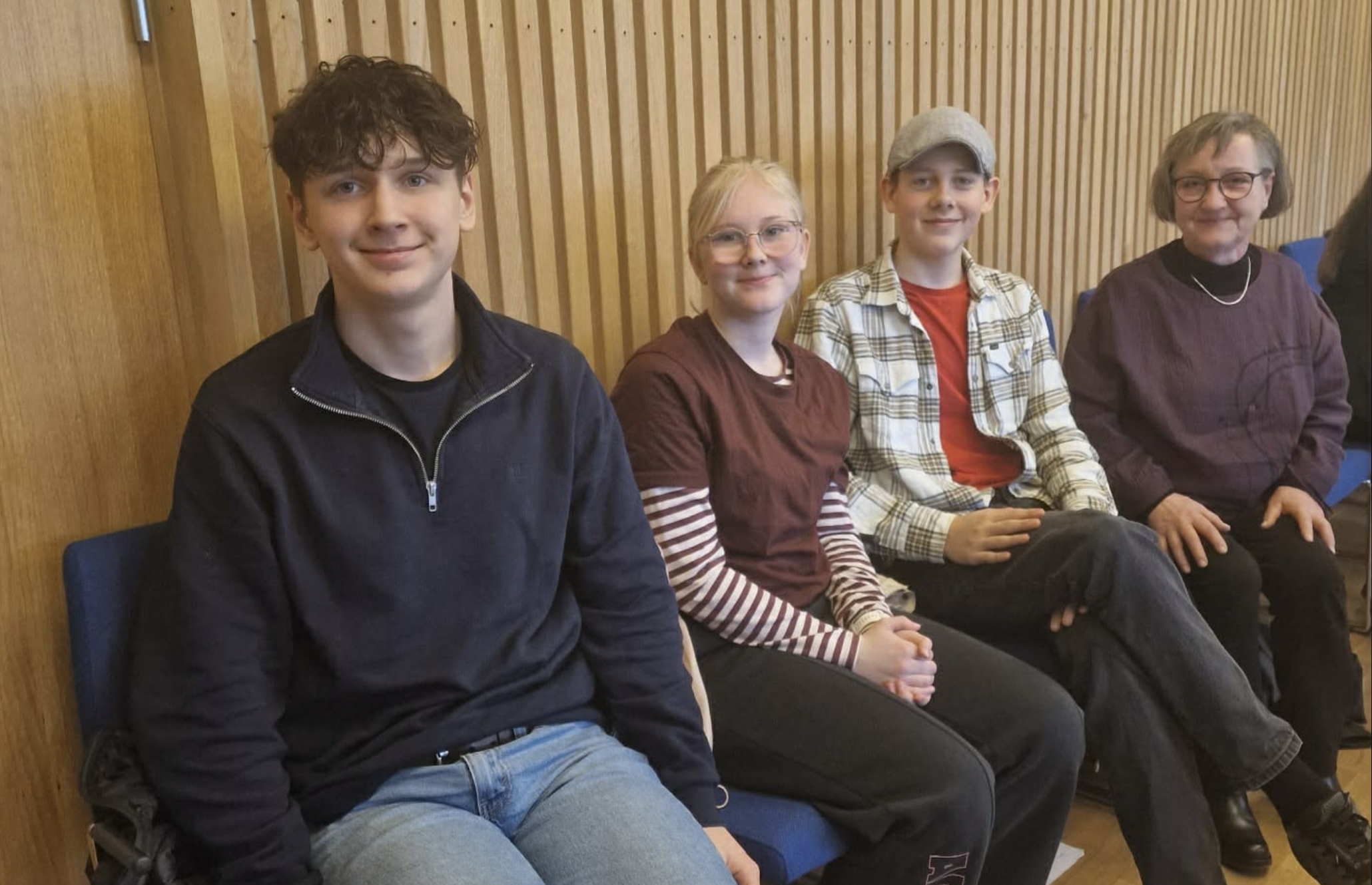 Elever fra ungdomsskolen fikk møte leder av levekårsutvalget, Randi Rettedal i dag. Tema var leirskolen på Voss.