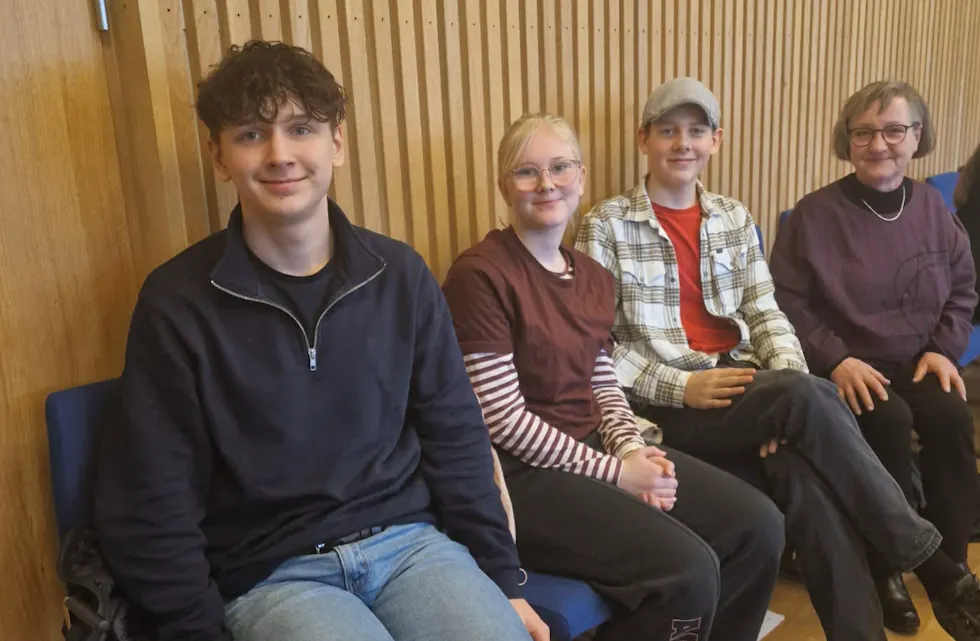 Til venstre elevrådsleder Lukas Berkvist, , Thilde Strømsvold, Mats Alsaker Vågen og leder av levekårsutvalget, Randi Rettedal. Tema var leirskolen på Voss.