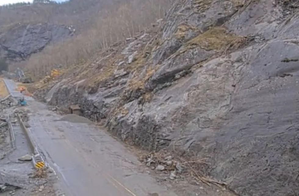 E134 Fjæra i Etne. Kolonnekøyring frå fredag 20. mars klokka 15.00. Foto: Statens vegvesen/175.no