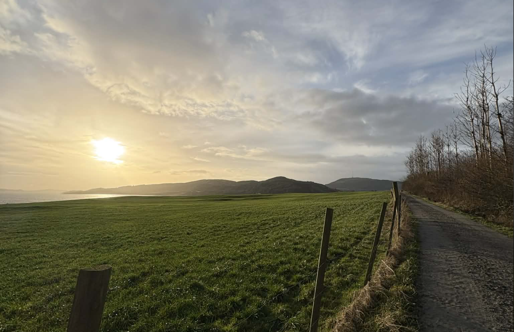 Begge alternativa som ligg føre går over min eigedom og heile garden min ligg no i omsynssonane.