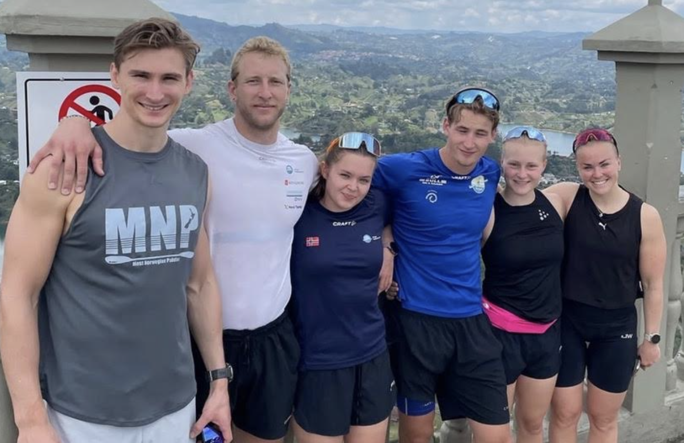 Vilma Fjeldheim (nr. 3 f.v.) sammen med resten av den norske troppen på samling i Colombia. Foto: Privat