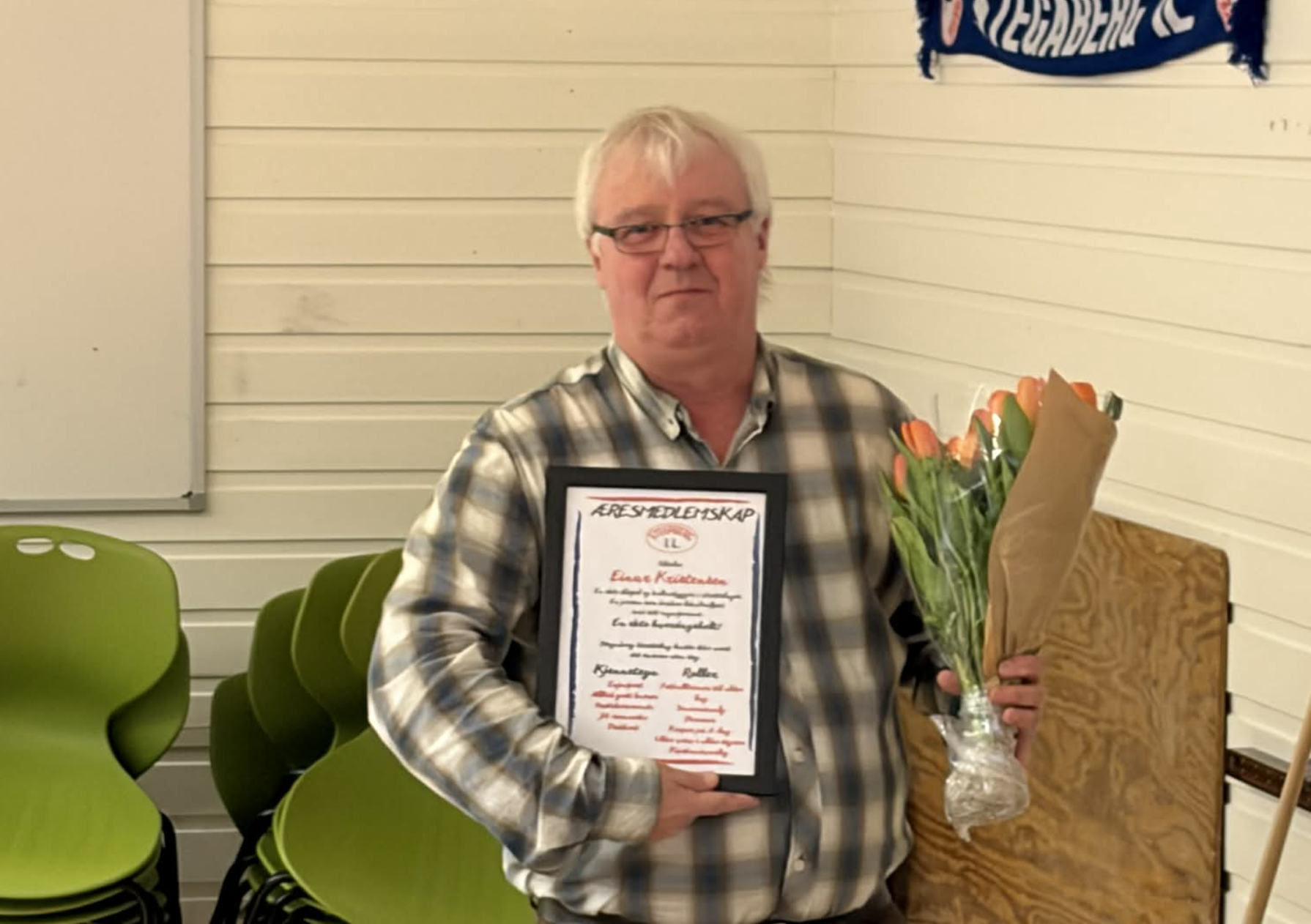 Stegaberg IL presenterer et nytt æresmedlem i klubben - Einar Kristensen. Foto: Stegaberg IL