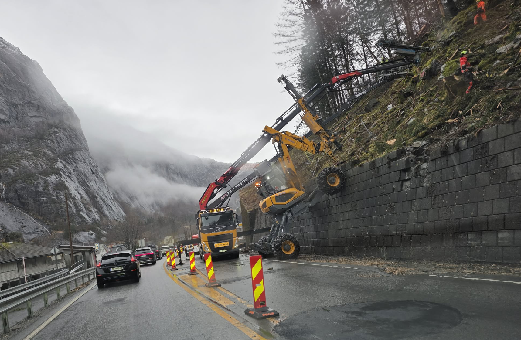 Ein har lappa saman vegen på best mogleg måte slik at ein effektivt kan arbeide med rassikring i Fjæra. Slik såg det ut på fredag. Foto: Brit Iren Meland