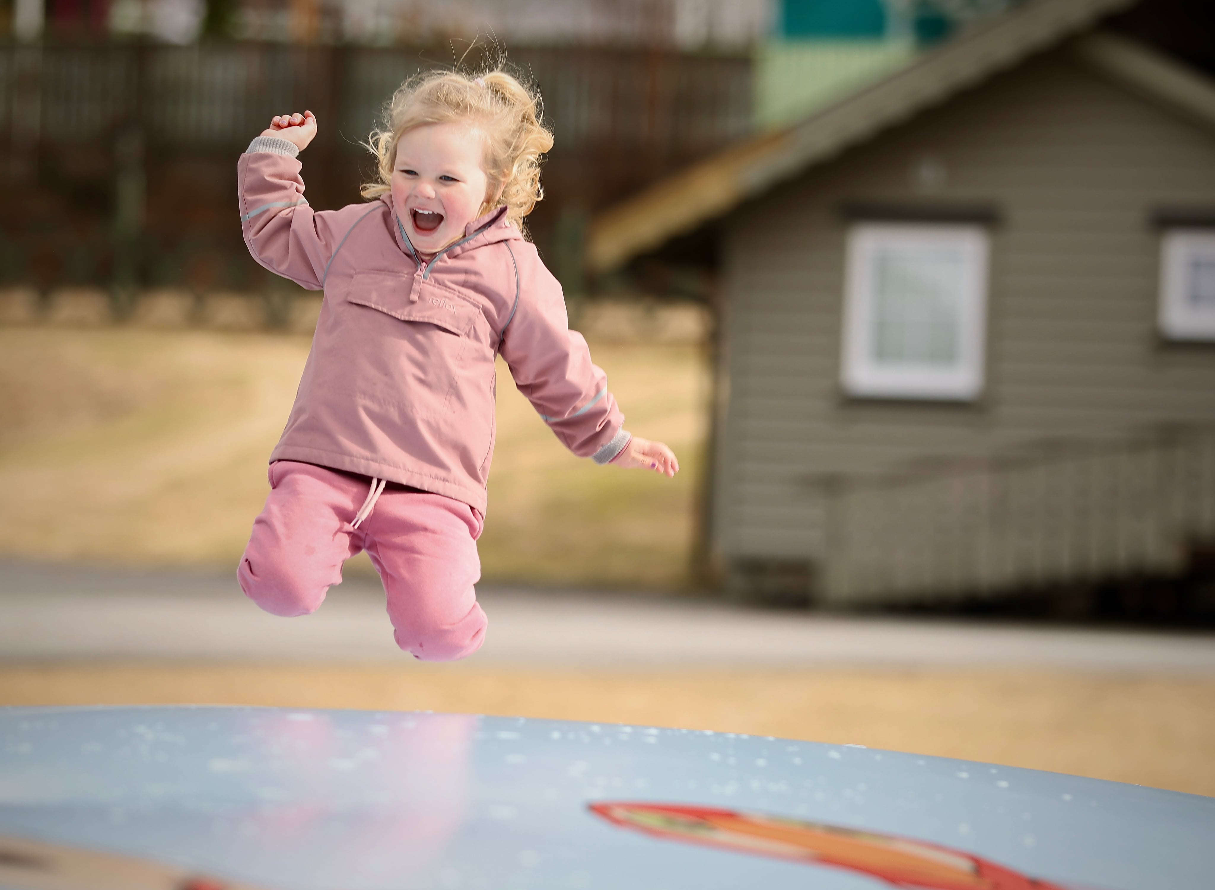 Mileah går en spretten sommer i møte.