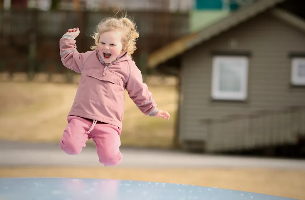 Mileah går en spretten sommer i møte.