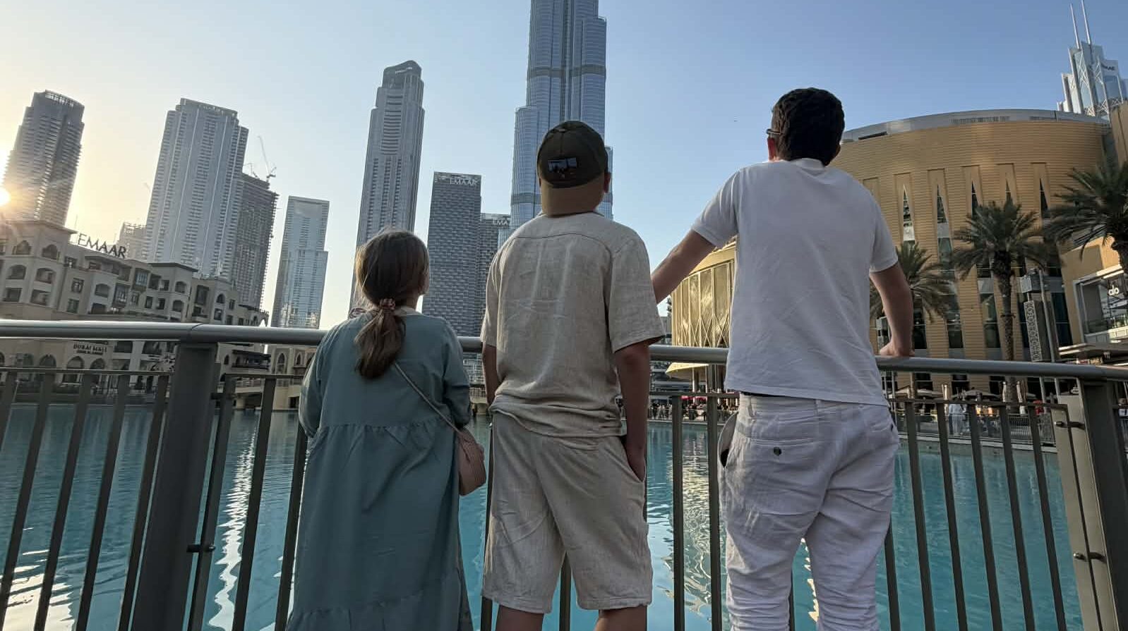 En siste kikk på skyskraperne i Dubai fr familien Hellerslien. Nå har de landet på Stavanger lufthavn, Sola. Foto: Privat