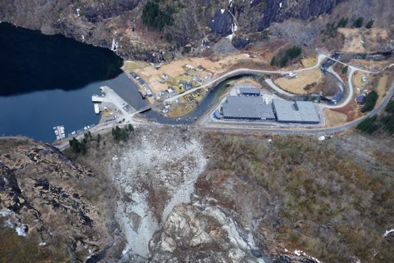 Statens vegvesen reknar med at E134 ved Fjæra i Etne kommune vert stengd fram til onsdag i neste veke.
Foto: Emil Solbakken, Statens vegvesen.