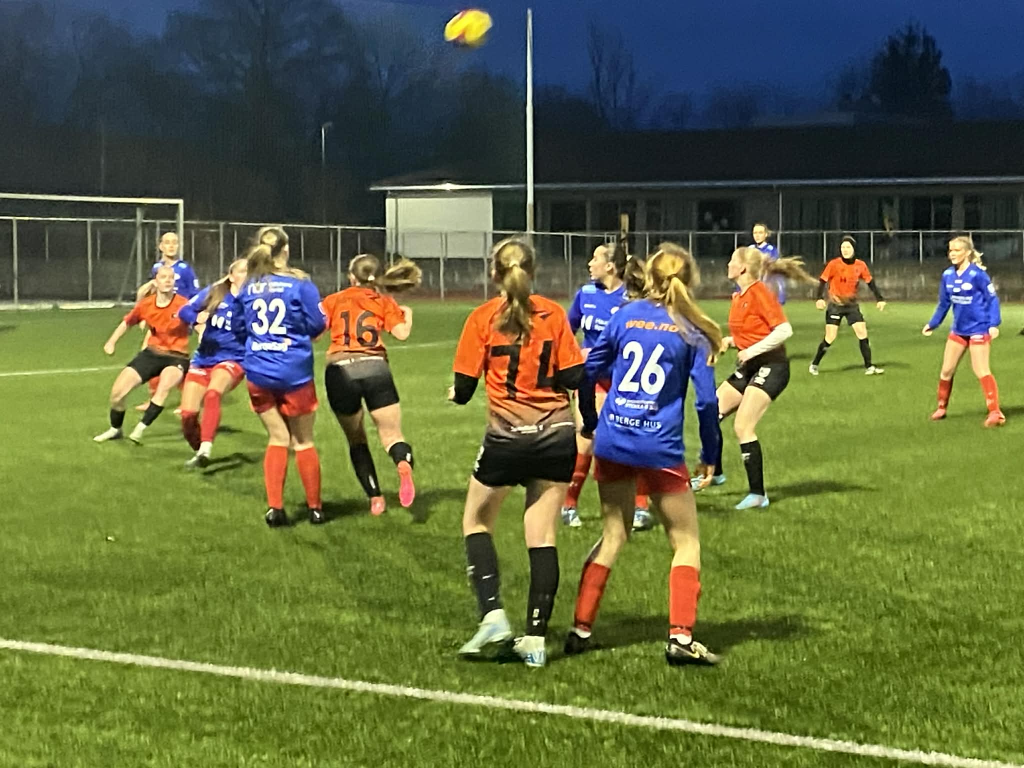 Det ble tett og mange dueller da Skjoldar og Tysværdamene spilte uavgjort. Foto: Asbjørn Bakken