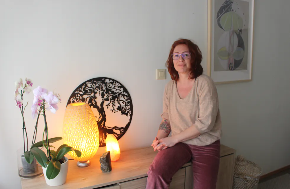 Liv Elise Skjørestad har funne seg godt til rette det lyse behandlingsrommet i Aksdal Senter. Klientar kan få forskjellig form for alternativ behandling, både fysisk og mentalt.