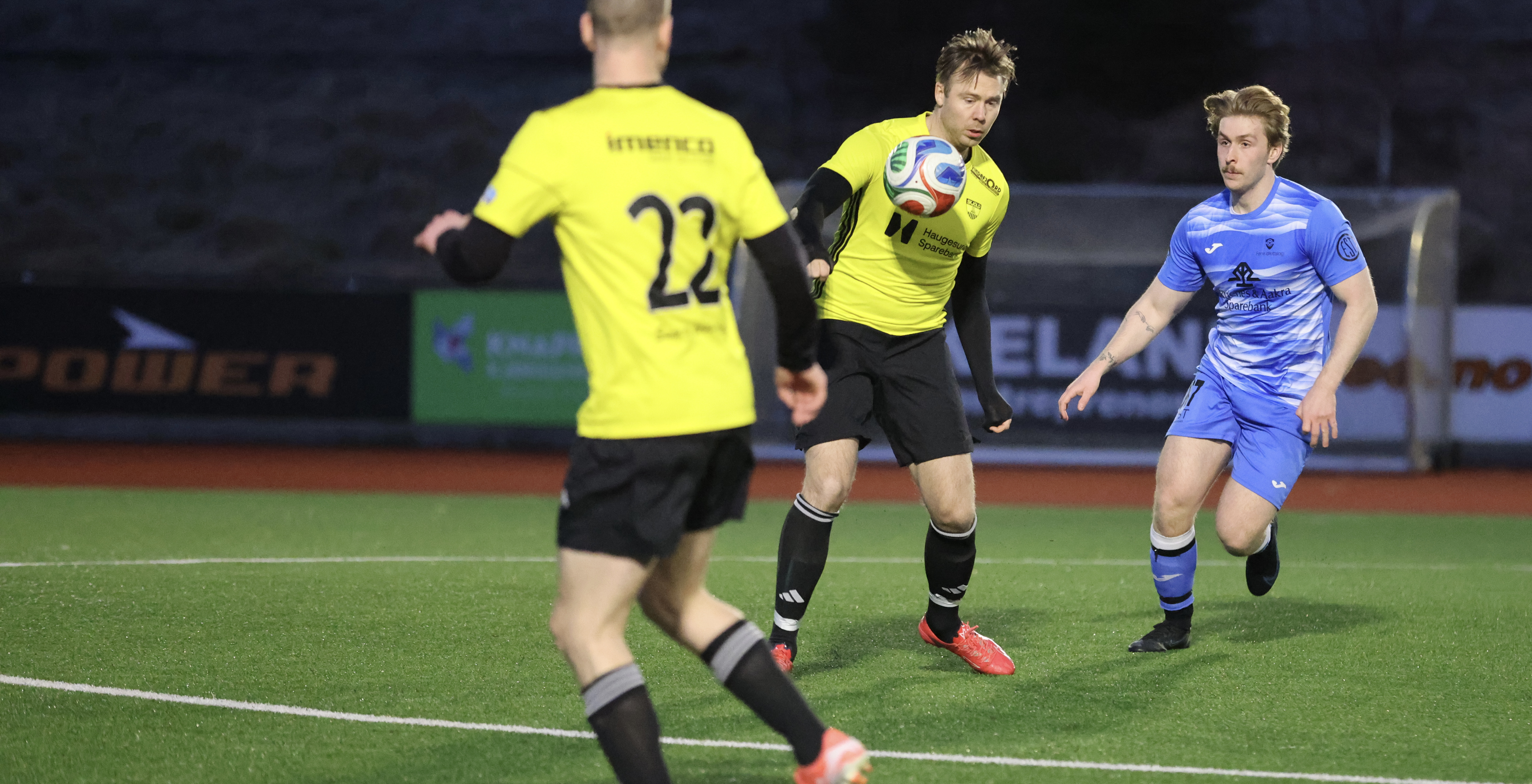 Alexander Søderlund tilbake i gult i kamp for Skjold/Stegaberg 2 mot Isak Ekrene og Førre IL. Det ble midtstopperspill, scoring og seier for Søderlund. Foto: Alf-Einar Kvalavåg