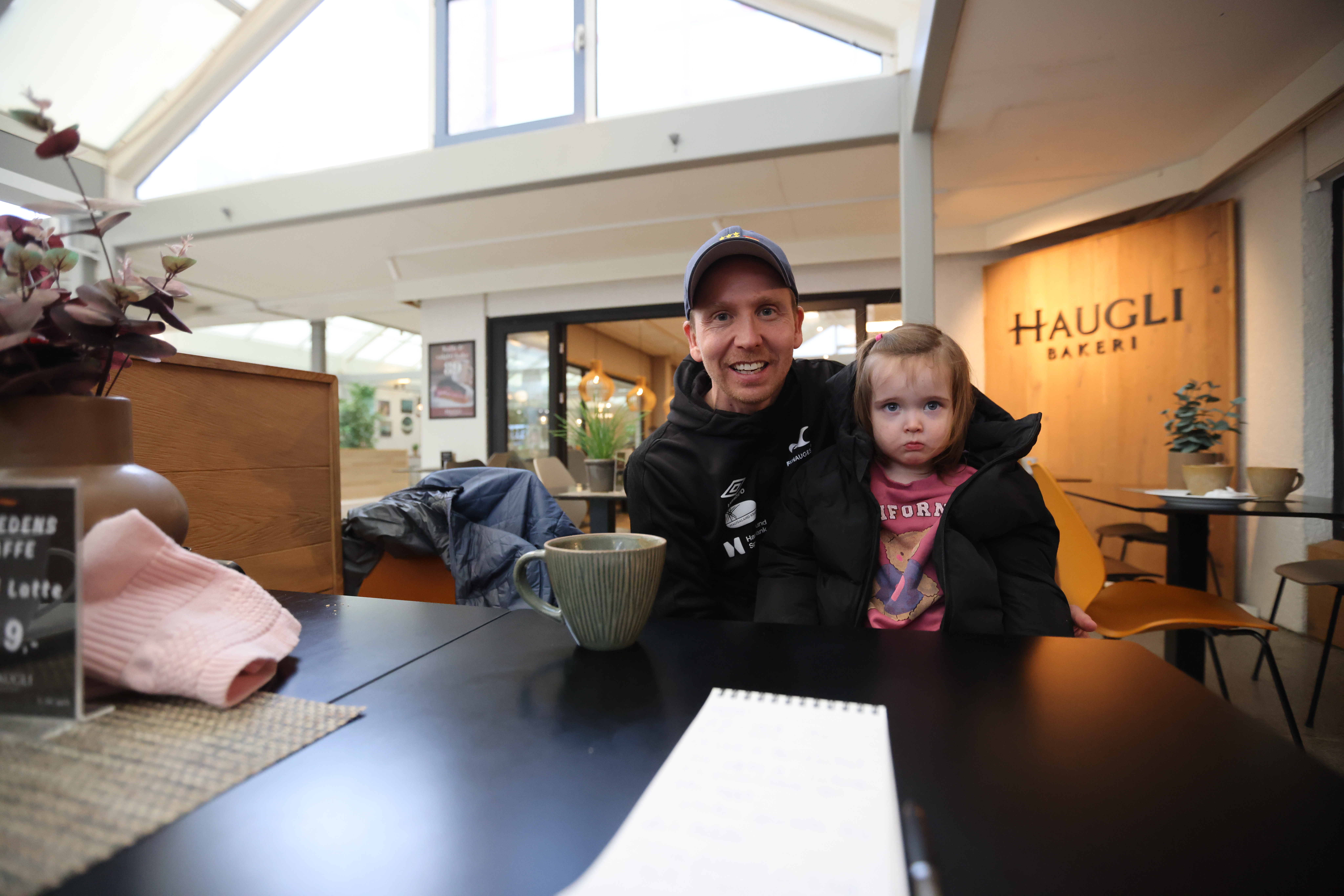  Øyvind Hompland skal trene FKH saman med Dennis Horneland. På kafeen tok han med seg dottera Tale til ein fotballprat.
Foto: Alf-Einar Kvalavåg