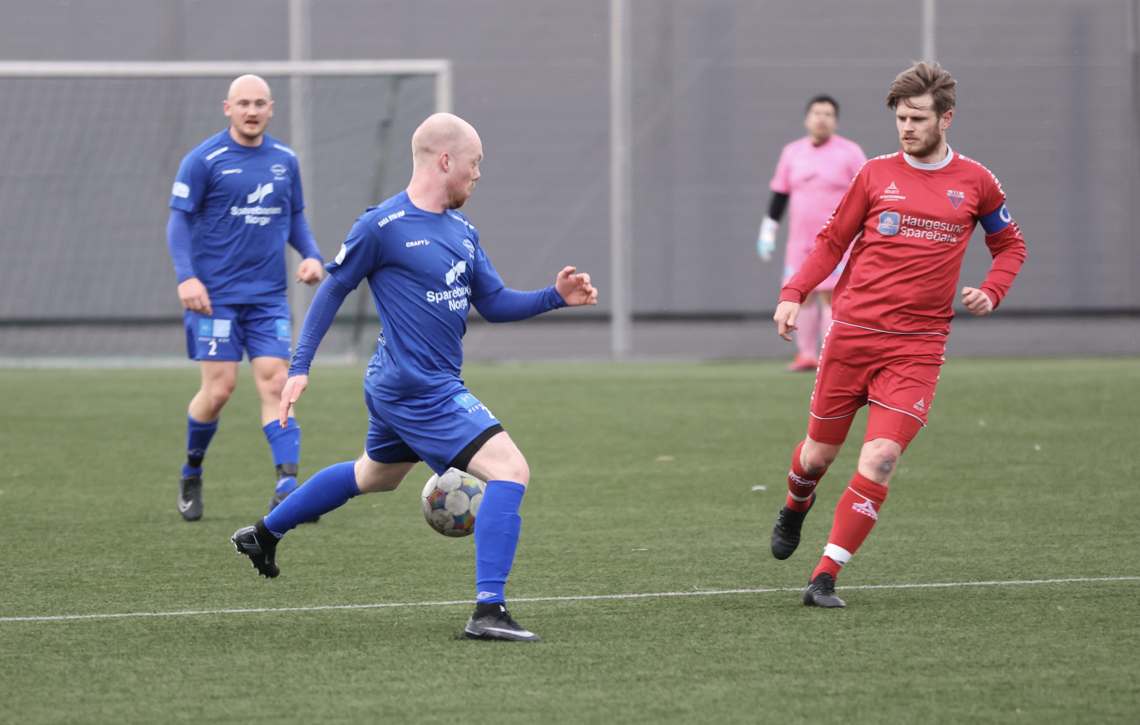 Sveio-kaptein Erik Sydnes stopper Jon Lindanger her, men Falkeid-kantspilleren ble dagens mann. Foto: Alf-Einar Kvalavåg