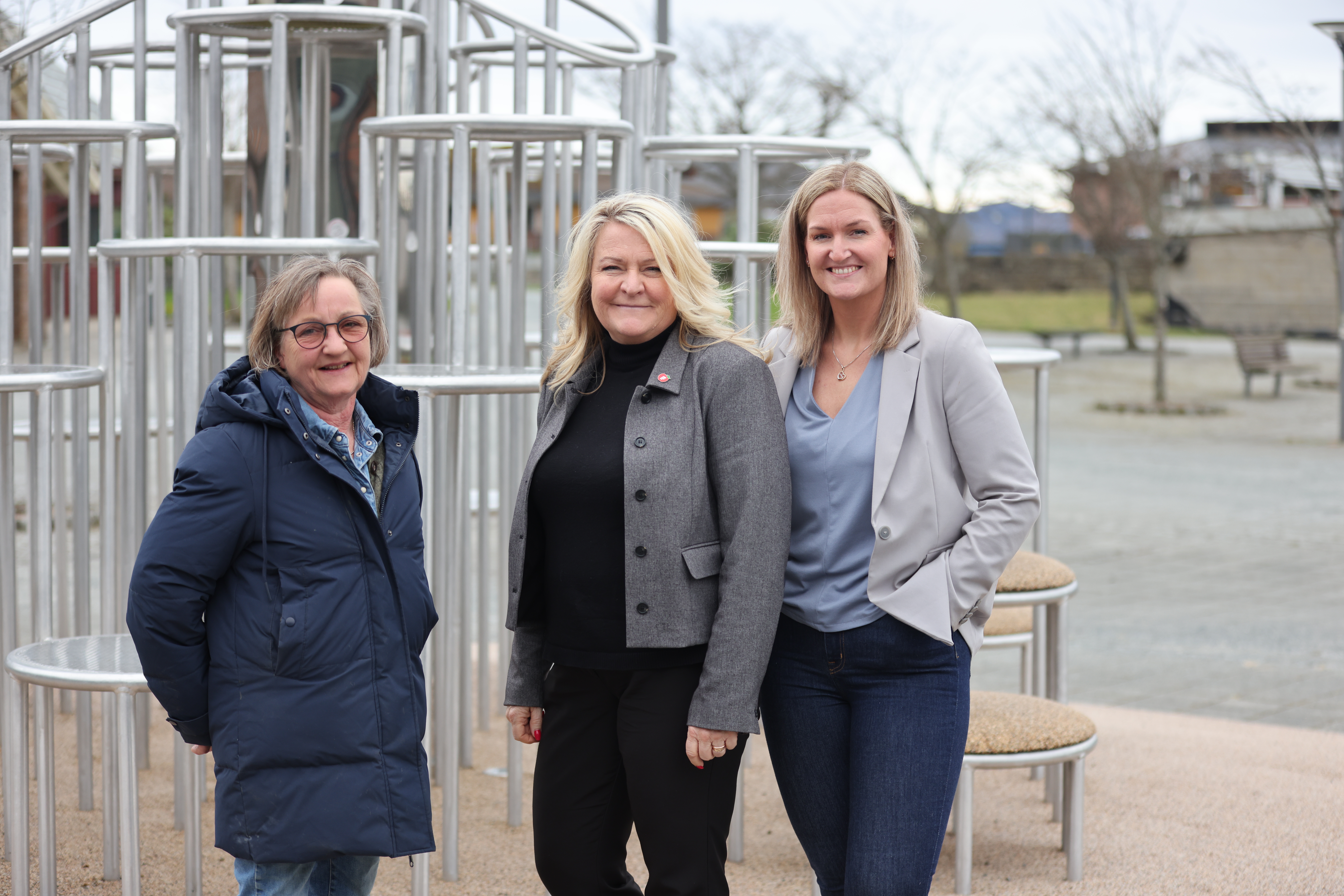 Randi Rettedal (t.v.) og Liv Johanne Huglen (t.h.) hadde besøk av stortingsrepresentant frå Framstegspartiet, May Helen Hetland Ervik. Dei snakka veg, stor veg med store konsekvensar.
Foto: Alf-Einar Kvalavåg