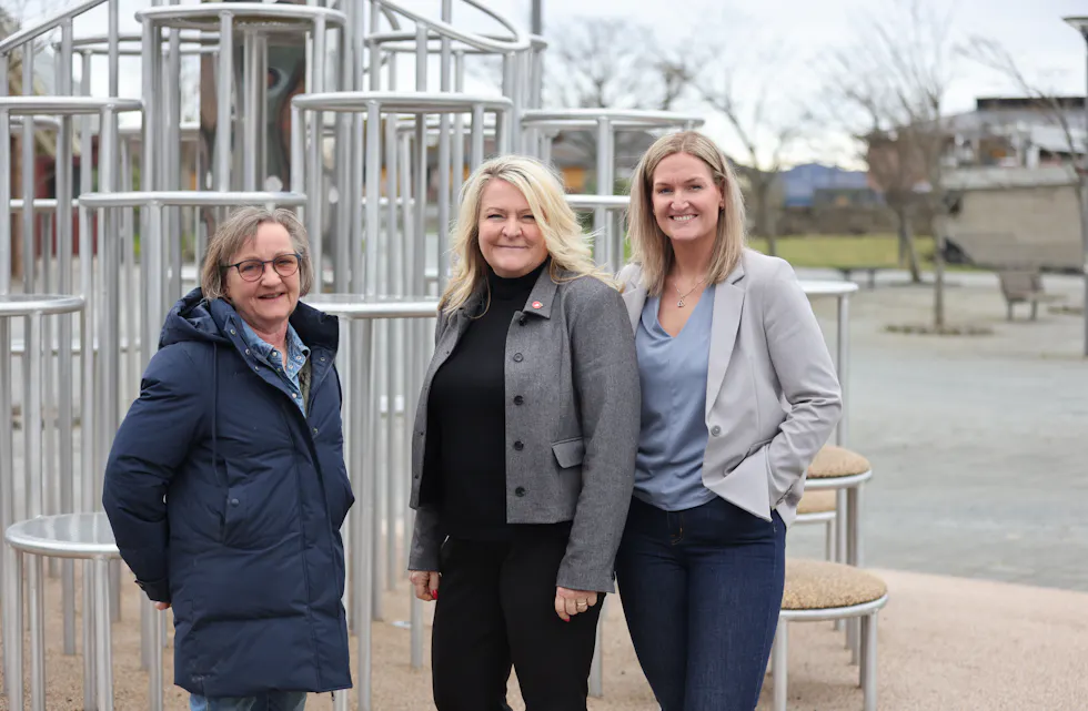 Randi Rettedal (t.v.) og Liv Johanne Huglen (t.h.) hadde besøk av stortingsrepresentant frå Framstegspartiet, May Helen Hetland Ervik. Dei snakka veg, stor veg med store konsekvensar.
Foto: Alf-Einar Kvalavåg