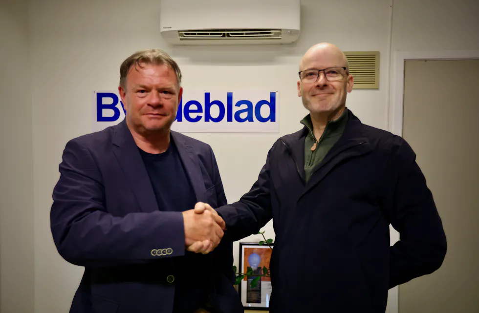 Dagens redaktør Alf-Einar Kvalavåg får et solid håndtrykk av styreleder Einar Magne Storhaug. Redaktøren er nå inne i sitt siste år i lokalavisen.