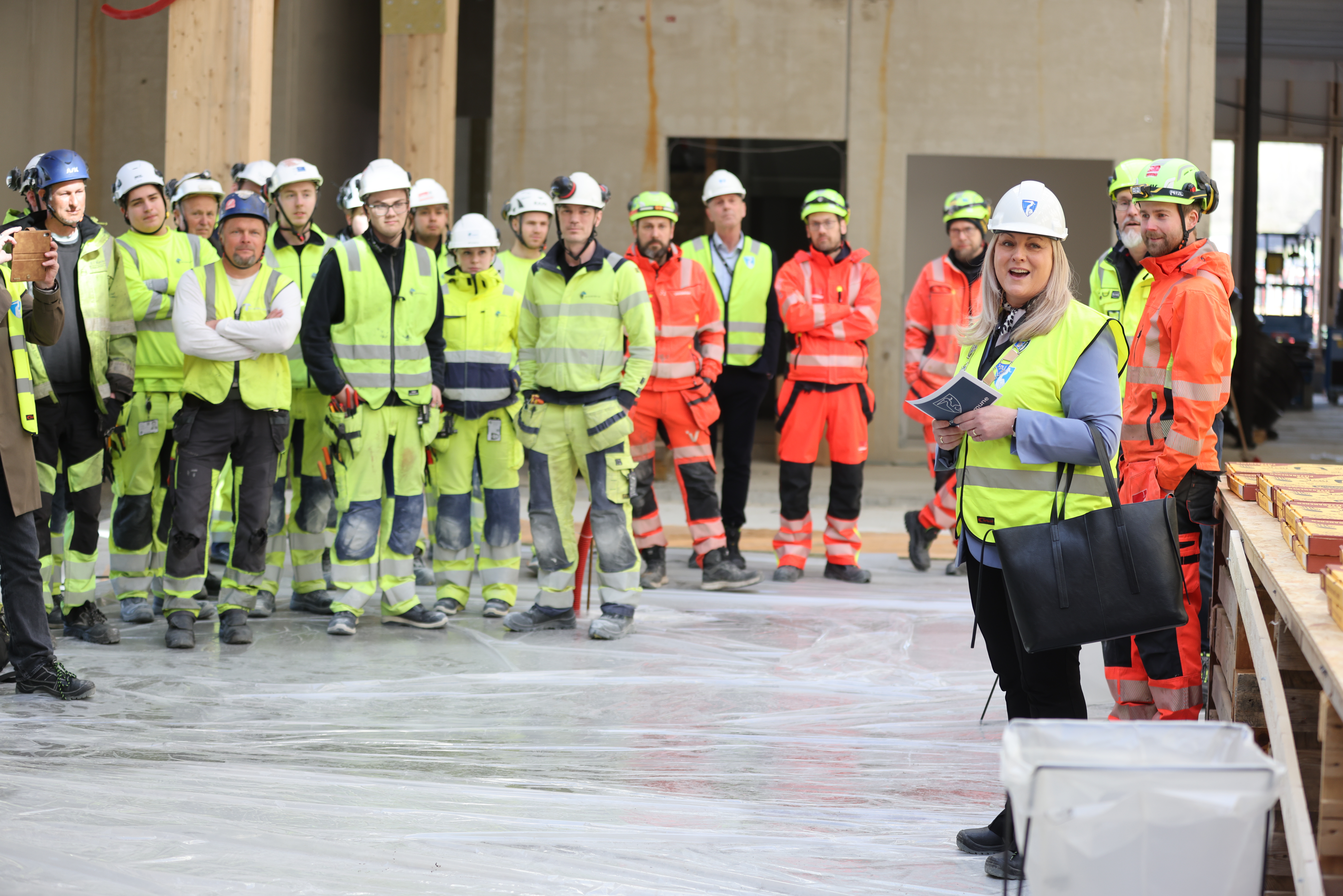 Ordfører Monika Lindanger skrøt av gjengen som nå bygger Helsekvartalet i Aksdal. I dag var det kranselag. Foto: Alf-Einar Kvalavåg
