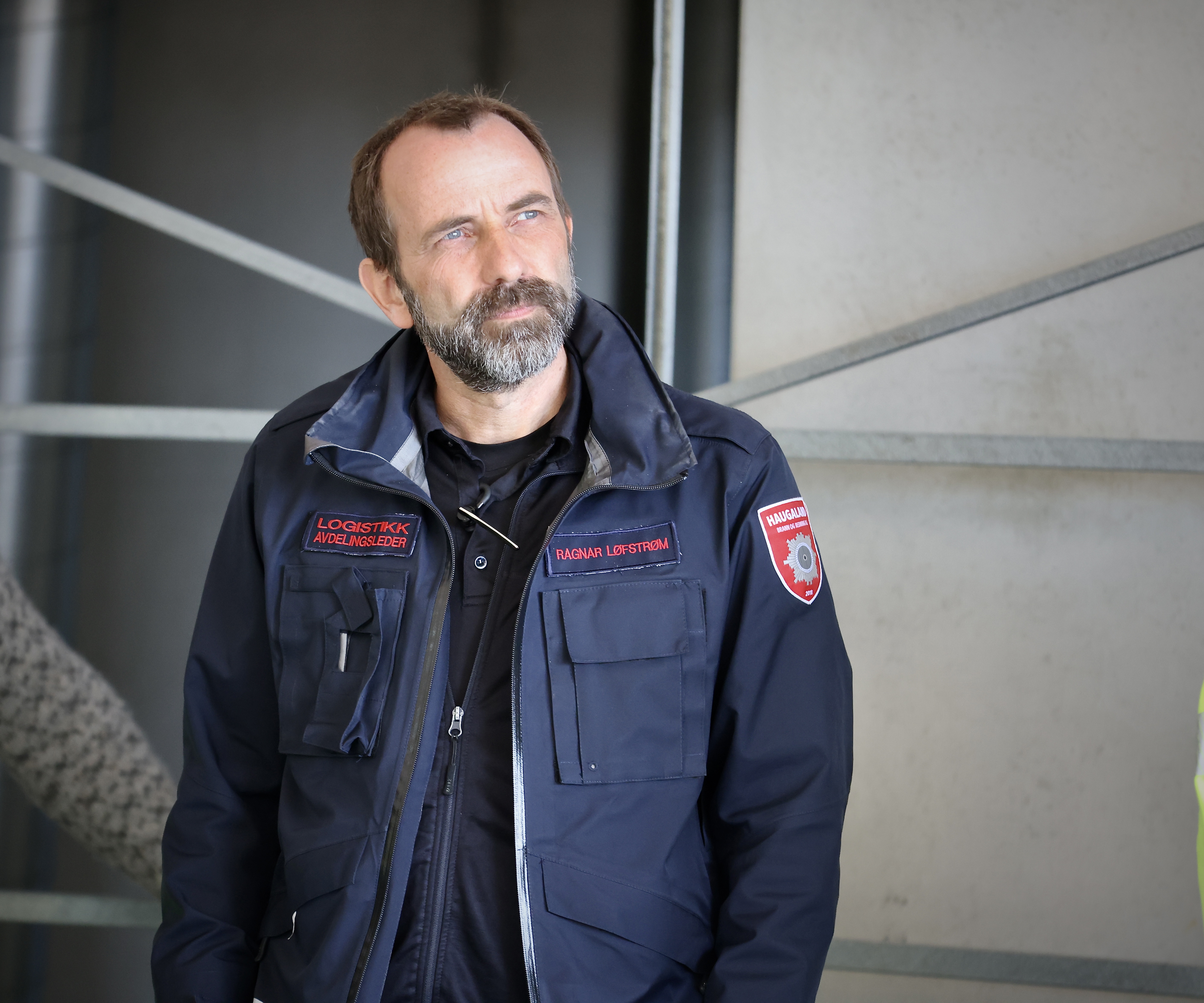 Tirsdag ble fremgangen med den nye brannstasjonen i Aksdal markert med kranselag. – Kranselag er en fin ting for da vet vi at det begynner å gå seg til skikkelig her, sier Ragnar Løfstrøm i brannvesenet.