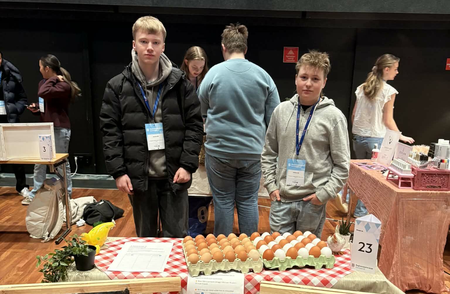 Dissse elvene har laget sin egen elevbedrift der de selger egg. Foto: FUS