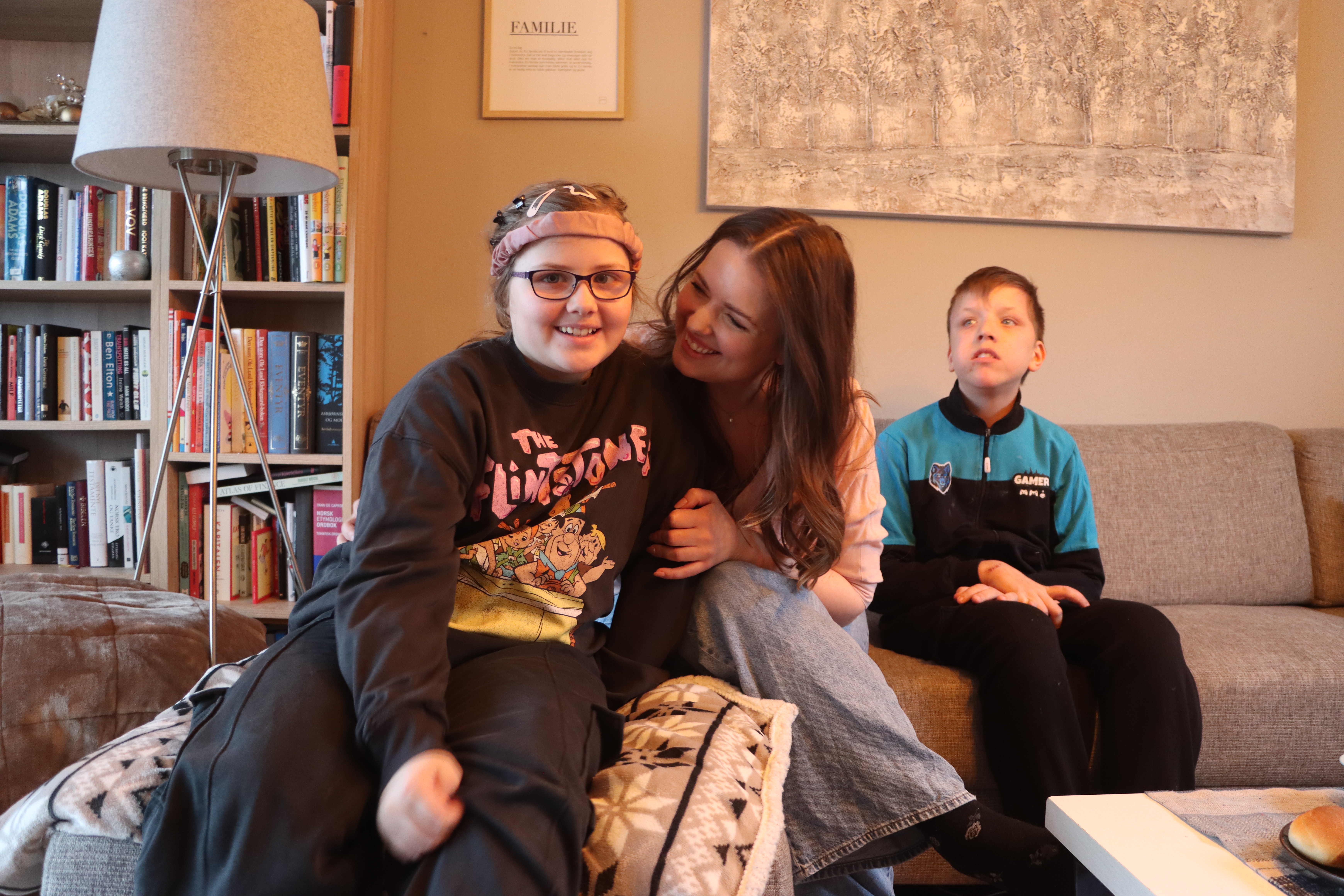 Det er vinterferie når Aria (12), mamma Iselin (midterst) og Leo (13) tar imot avisen hjemme på Nesheim i Tysvær.