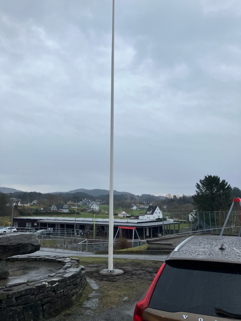 Ny flaggstang på plass på Førland skule. Dave tok den gamle med seg i et stormkast. Foto: Ole Jonny Espevold